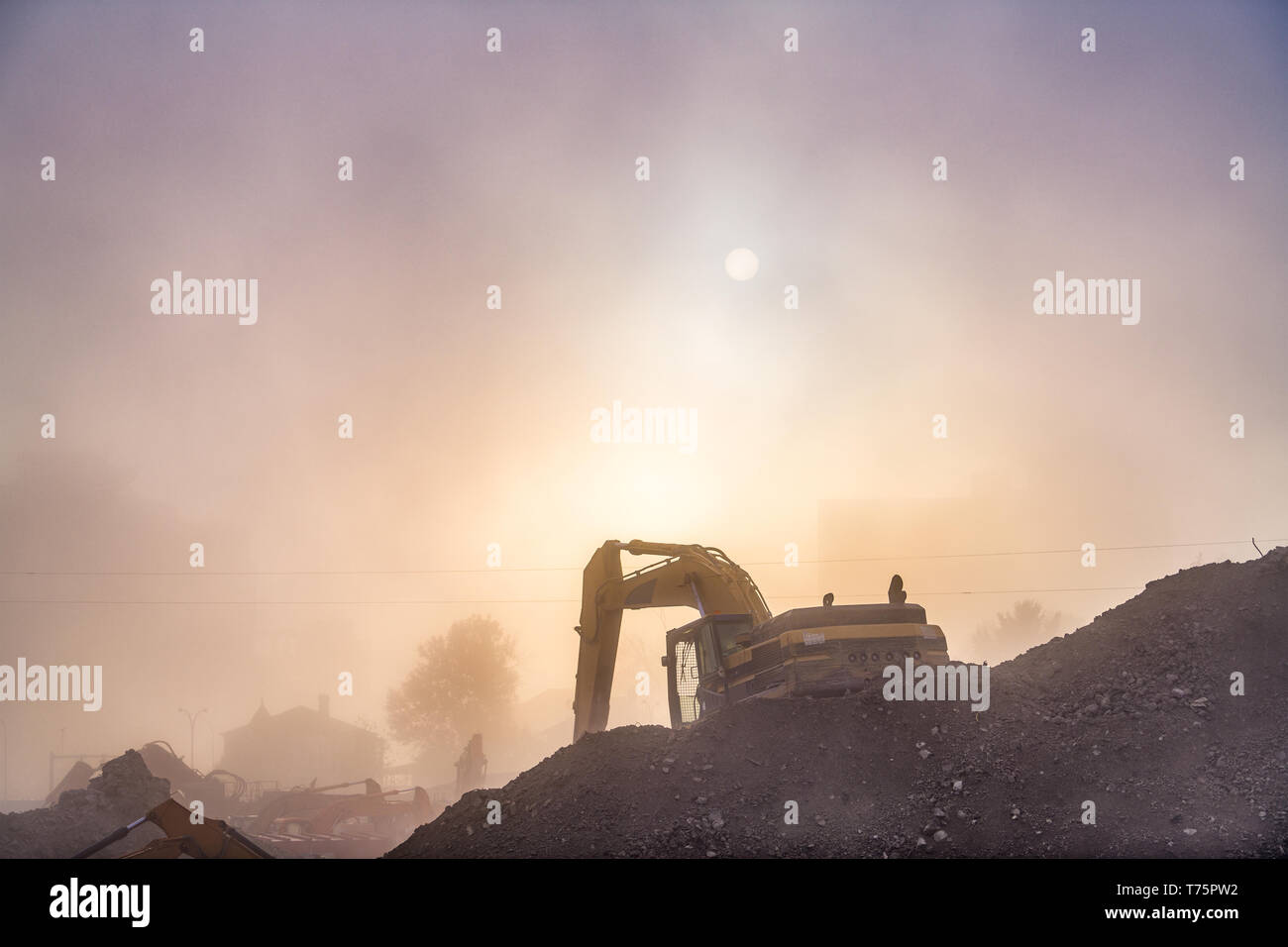 Eine Konstruktion Fahrzeug arbeitet in der Dämmerung und Haze. Stockfoto