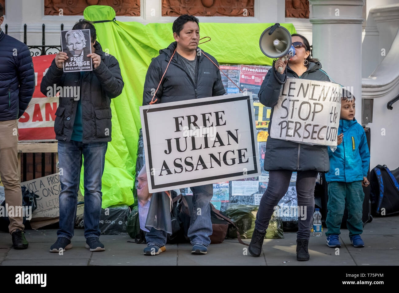 "Die demonstranten sich Julian Assange" weiterhin mahnwachen vor der Botschaft von Ecuador in Knightsbridge am Tag seiner erzwungenen Vertreibung. London, Großbritannien. Stockfoto
