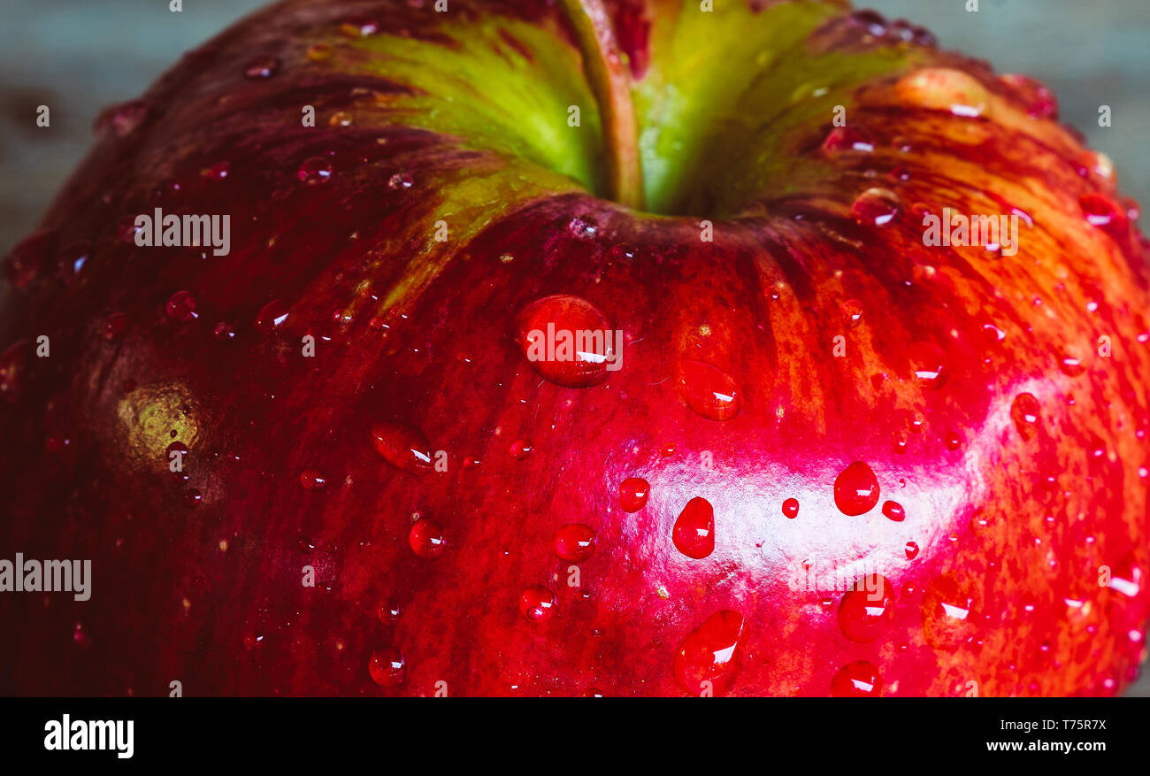 Frische rote Apfel mit Wassertropfen Stockfoto