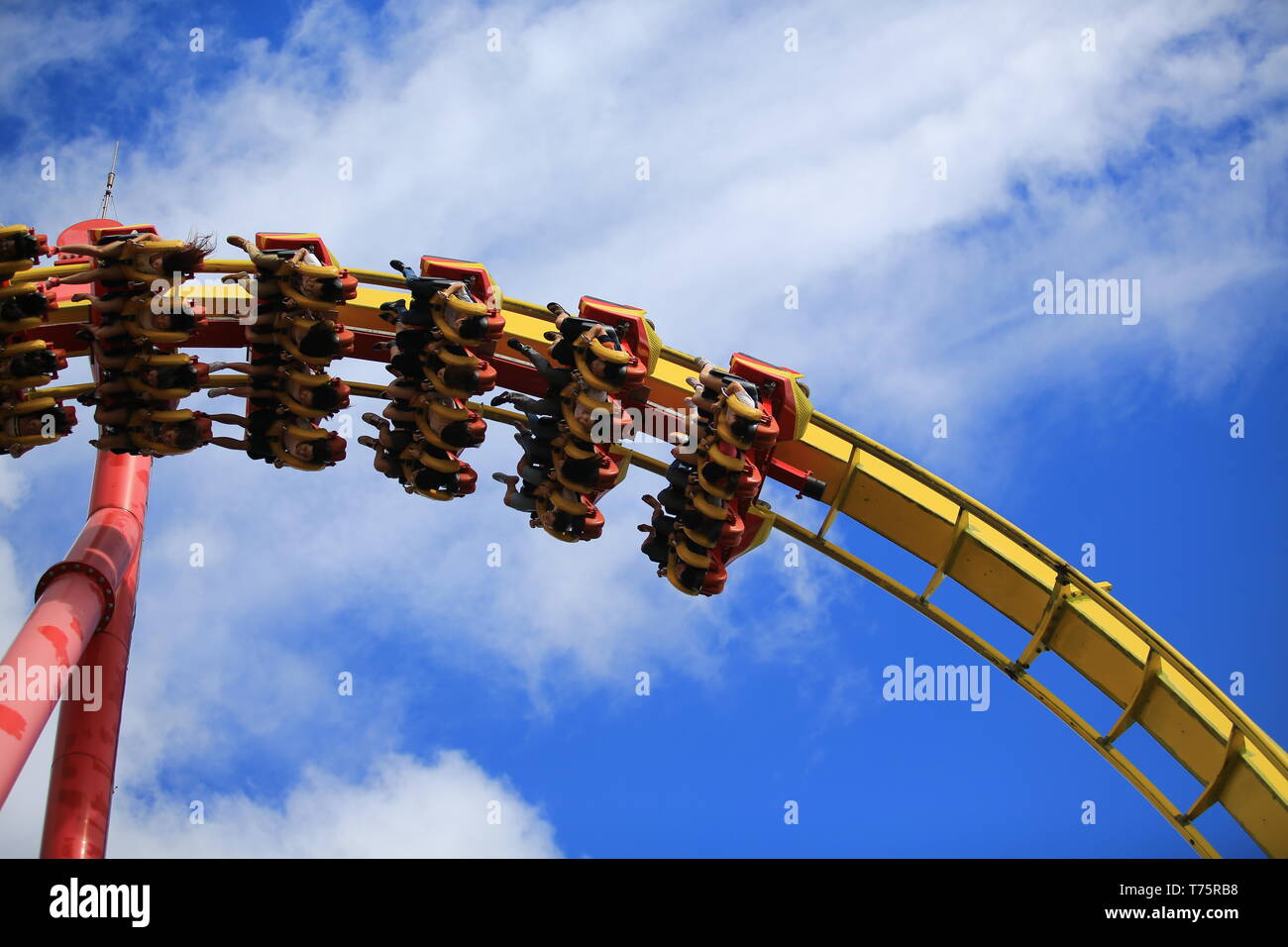 Die Menschen kommen in der Invertierten Achterbahnen die unterhaltung spiel in Ocean Park in Hongkong Stockfoto