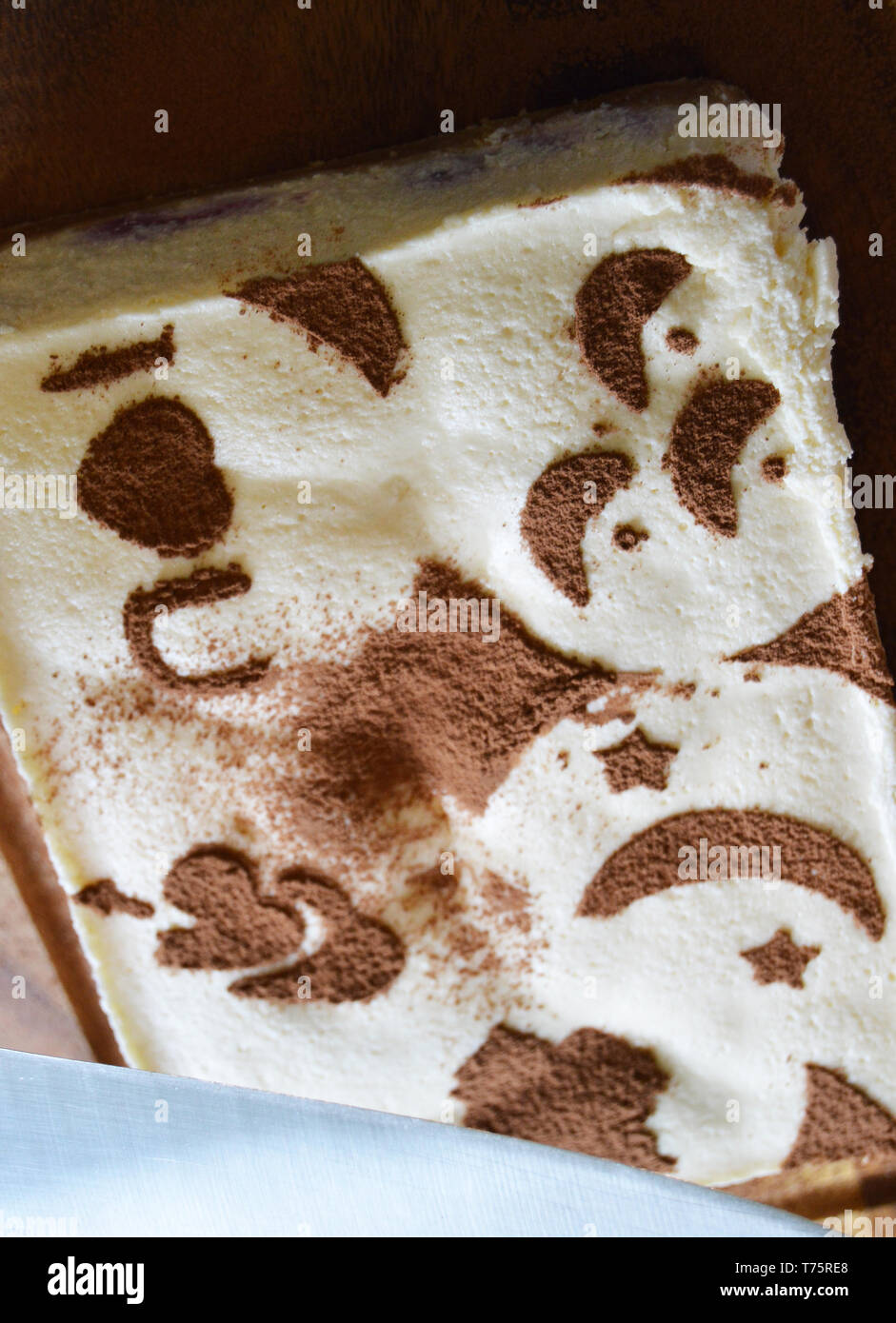 Tiramisu mit Zeichnungen Schablone von Kakao auf einem dunklen Holz- Board eingerichtet Stockfoto