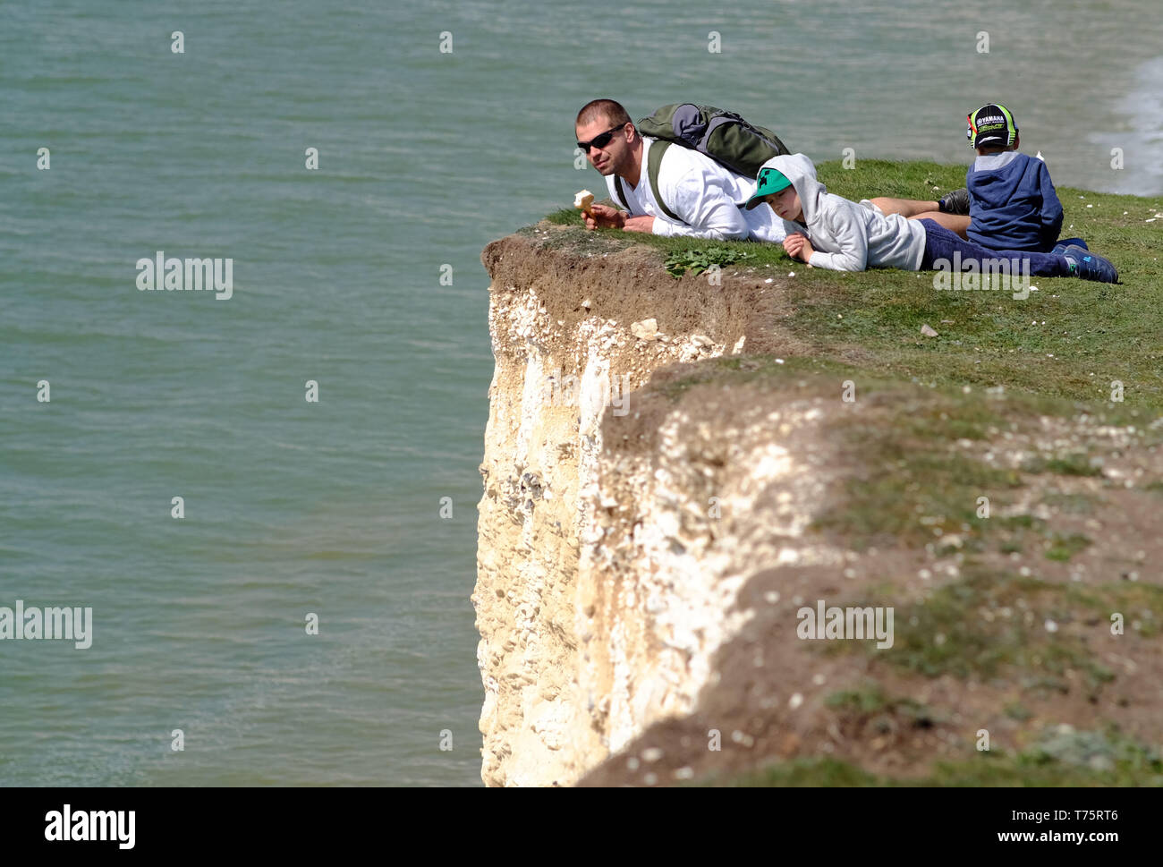 Touristen ihr Leben riskieren selfies auf 400 Fuß bröckelnden Kreidefelsen zu erhalten, Birling Gap, East Sussex, Großbritannien Stockfoto