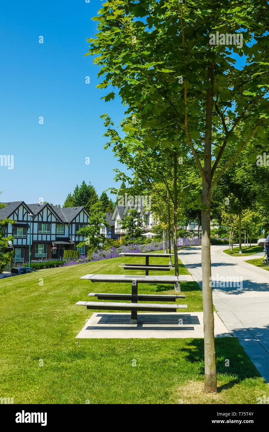 Erholungsgebiet mit Schach in der Tabelle auf den Block der neuen Stadthäusern. Stockfoto