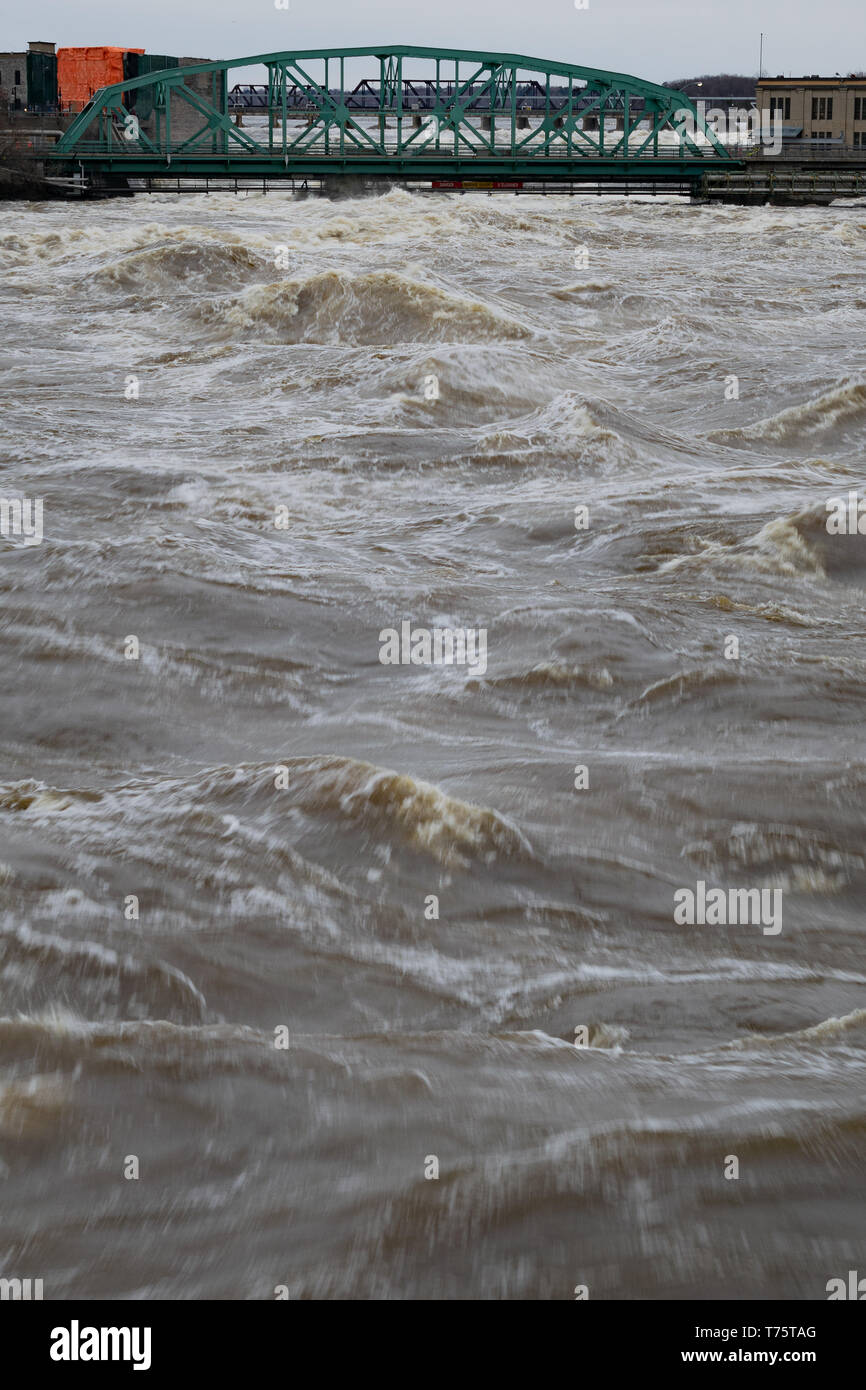 Epische Hochwasser im April 2019 von den Ottawa River Kräfte die Schließung der Chaudiere Brücke, Ottawa, Ontario, und Gatineau, Quebec. Stockfoto