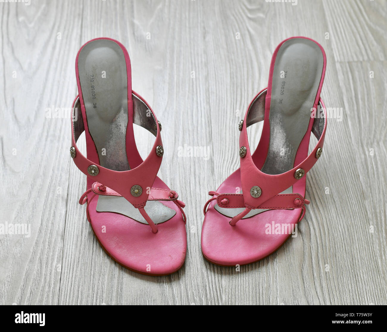 Alte rosa Sandaletten auf dem Boden stehen Stockfoto