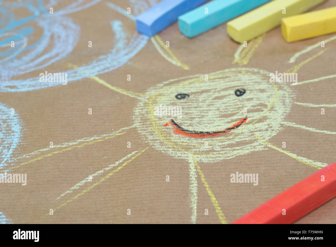 Hand Zeichnung auf Recyclingpapier - Sonne und Wolken Makro Stockfoto