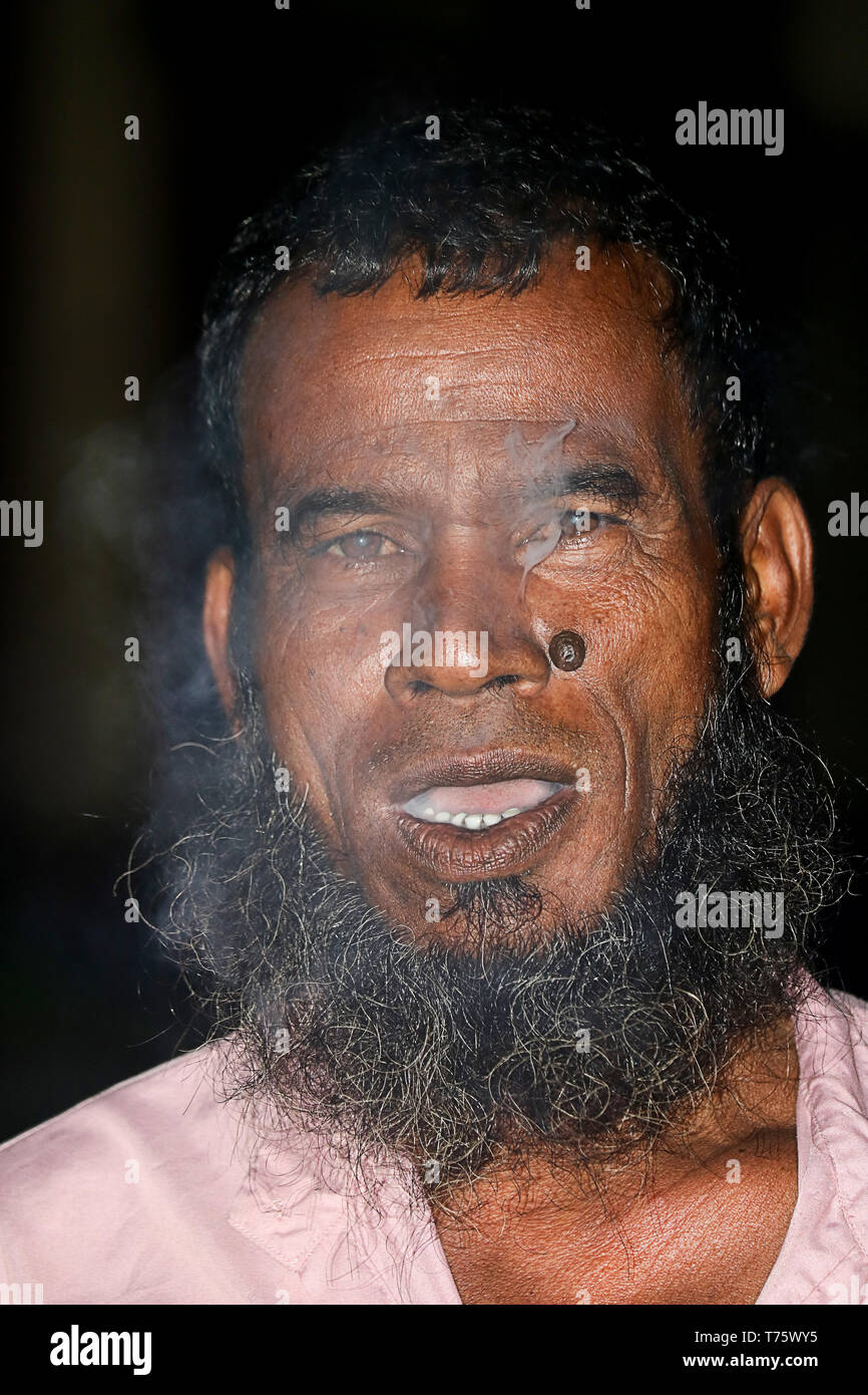 Das Rauchen ist die Inhalation der Rauch des brennenden Tabak in Zigaretten, Pfeifen und Zigarren. Stockfoto