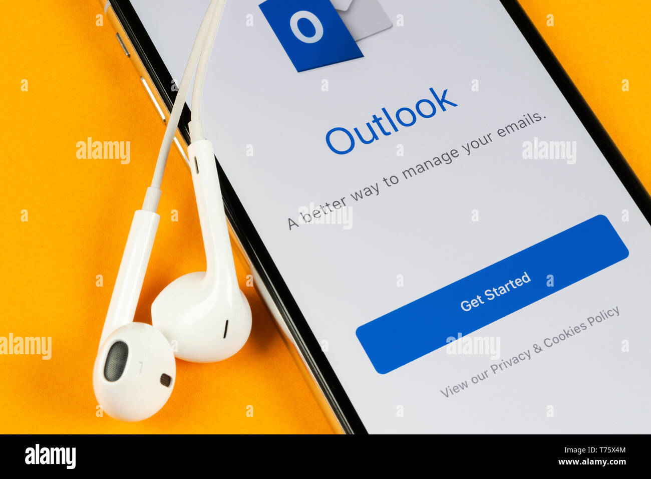 Helsinki, Finnland, 4. Mai 2019: Microsoft Outlook office Symbol auf Apple iPhone X-close-up. Microsoft Outlook Symbol der App. Microsoft heraus Stockfoto