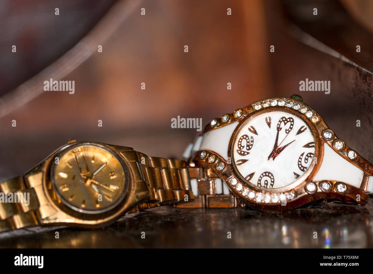 Eine Uhr ist ein Zeitmesser, der von einer Person getragen oder getragen werden. Stockfoto