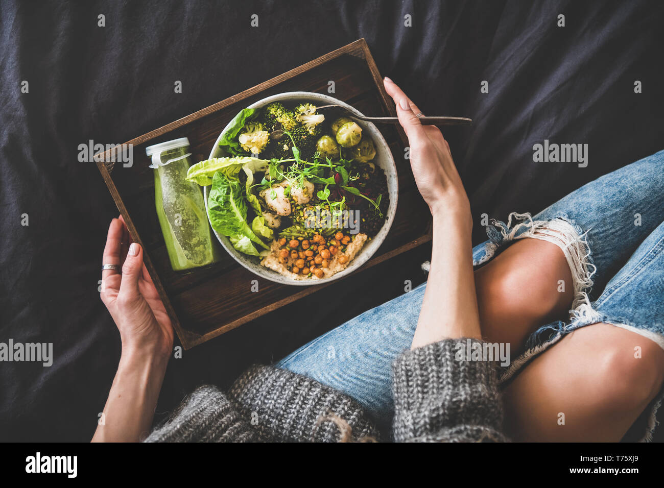 Gesund vegan Schüssel im Bett, Smoothie und Frau in Jeans Stockfoto