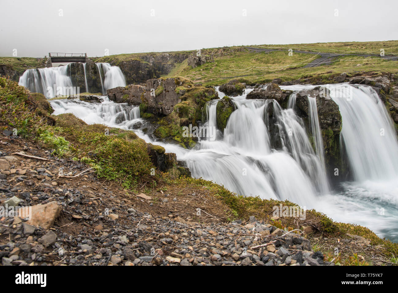 Kirkjufellsfoss und die umliegenden Wasserfälle - lange Belichtung (Island) Stockfoto