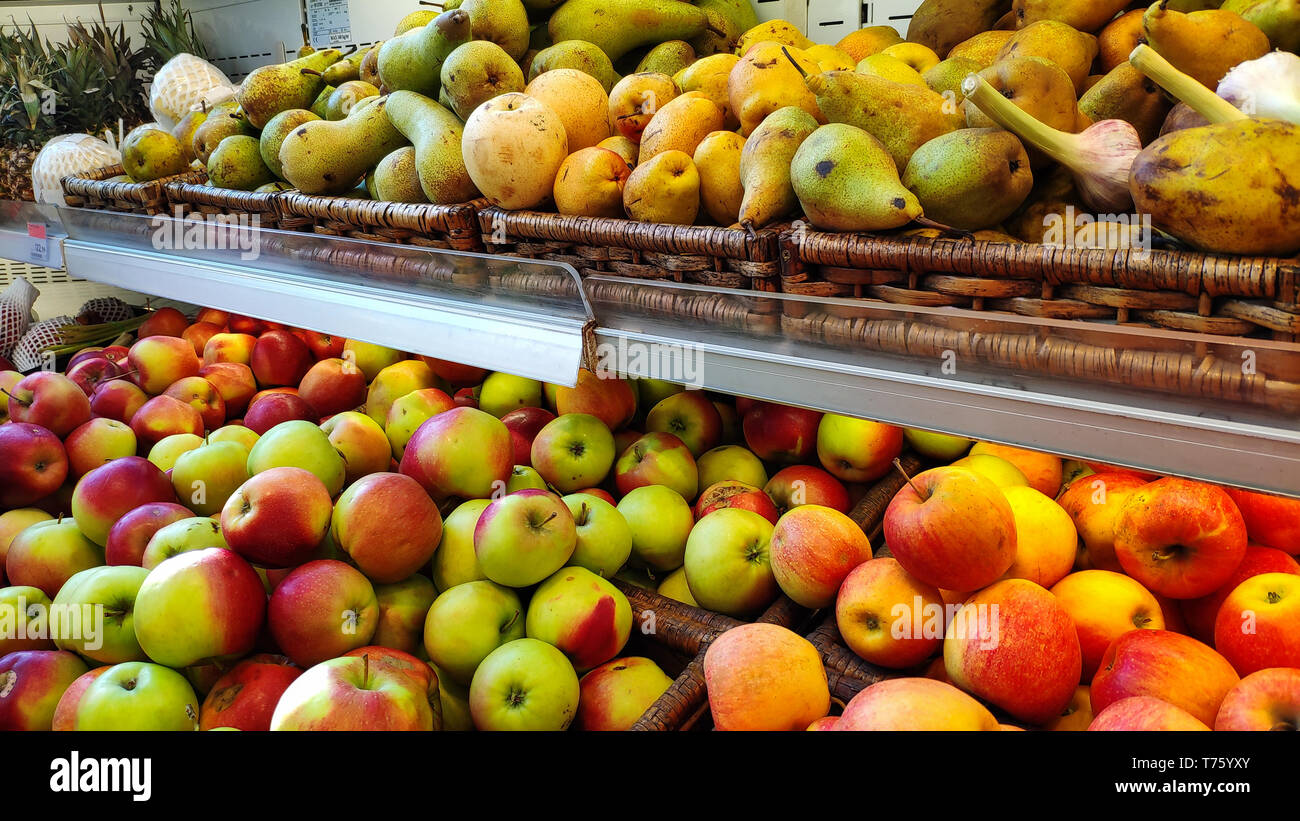 Frisches Gemüse und Obst auf dem Regal im Supermarkt, Farmers Market. Gesundes Essen. Vitamine und Mineralien. Stockfoto
