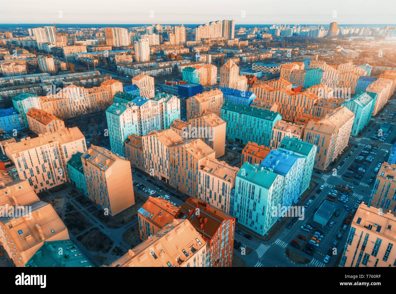 Luftaufnahme der farbenfrohe Gebäude im europäischen Stadt bei Sonnenuntergang. Stadtbild mit bunten Häusern, Autos auf der Straße in Kiew, Ukraine. Ansicht von oben. U Stockfoto
