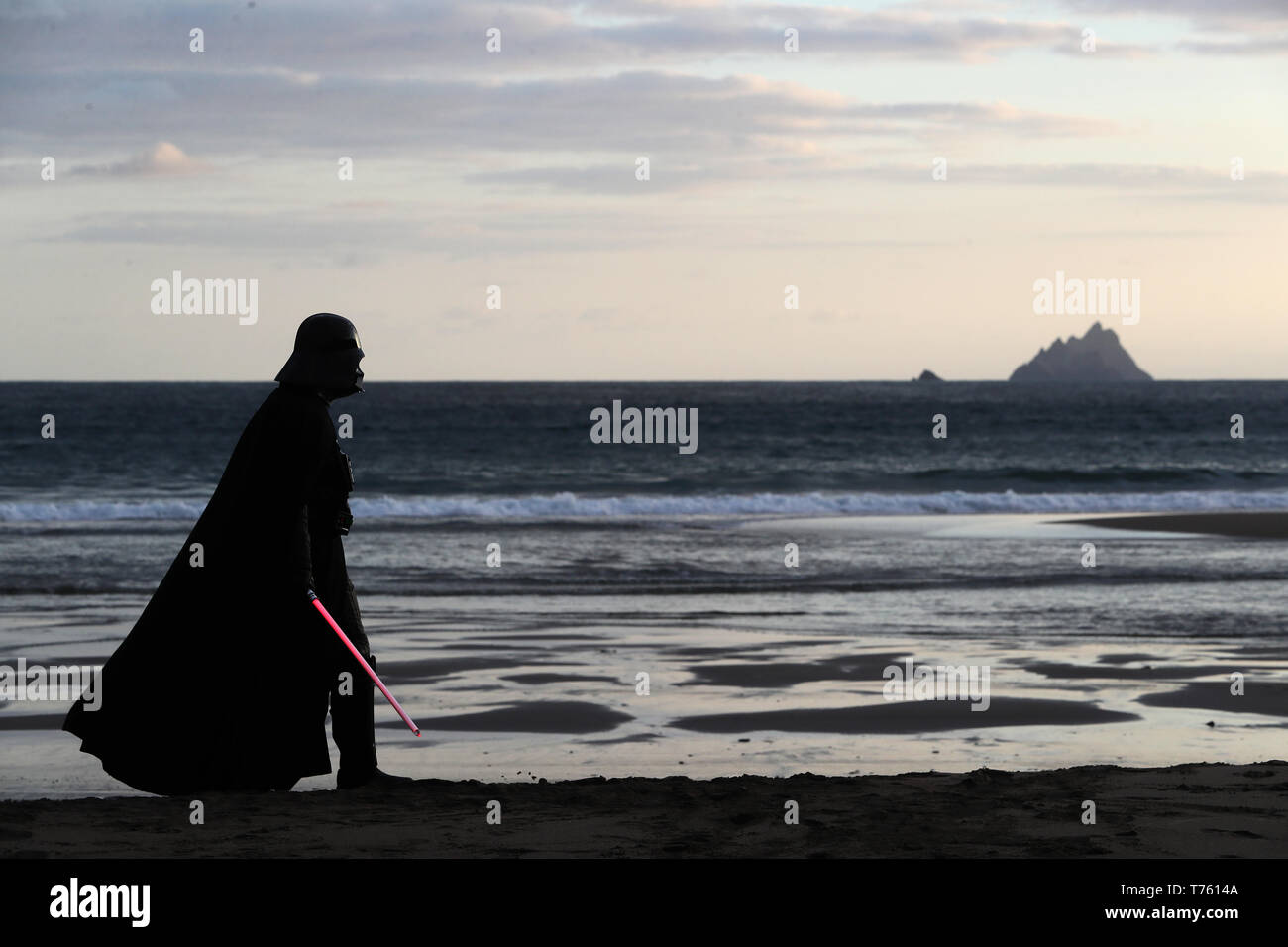 Mitglied der "501st Legion Irland Garnison" gekleidet, wie Darth Vader auf St. Finian's Bay, Kerry, mit Blick auf die Skellig Inseln im Mai Das 4. Festival in Portmagee, wo Szenen aus Star Wars gedreht wurden. Stockfoto