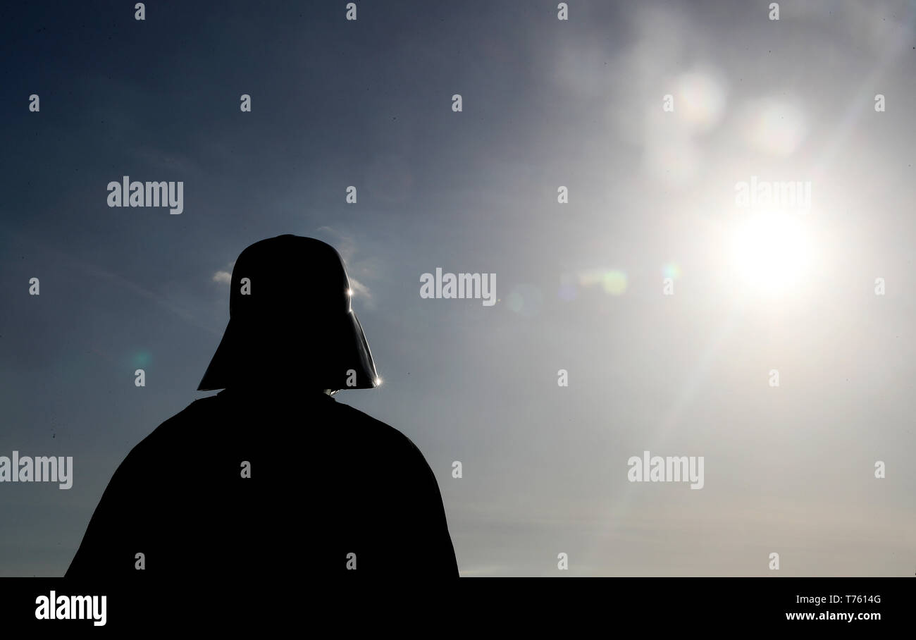 Mitglied der "501st Legion Irland Garnison" gekleidet, wie Darth Vader kommt für den Mai des 4. Festival in Portmagee, wo Szenen aus Star Wars gedreht wurden. Stockfoto