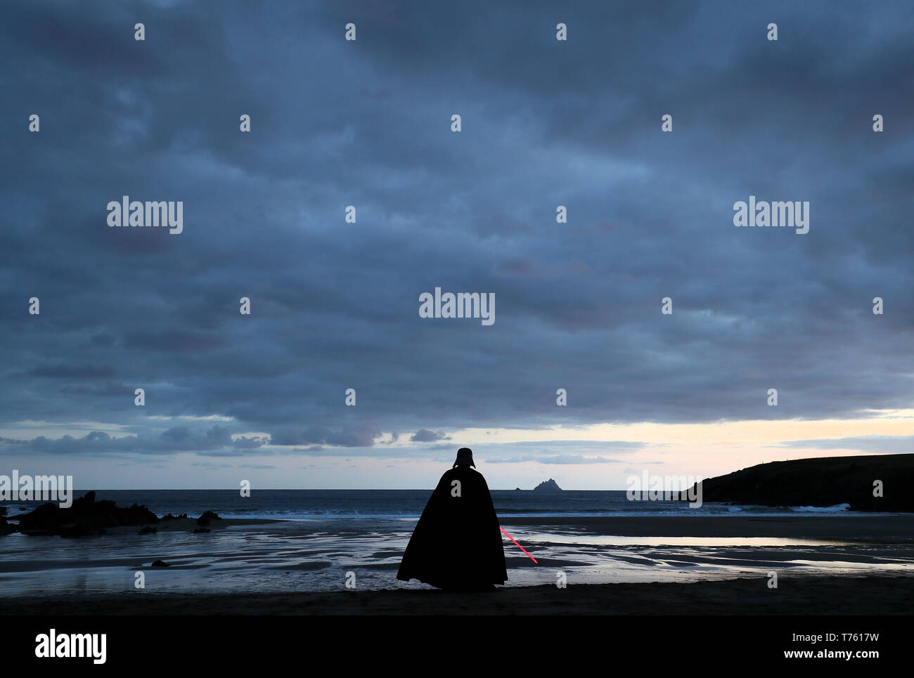 Mitglied der "501st Legion Irland Garnison" gekleidet, wie Darth Vader auf St. Finian's Bay, Kerry, mit Blick auf die Skellig Inseln im Mai Das 4. Festival in Portmagee, wo Szenen aus Star Wars gedreht wurden. Stockfoto