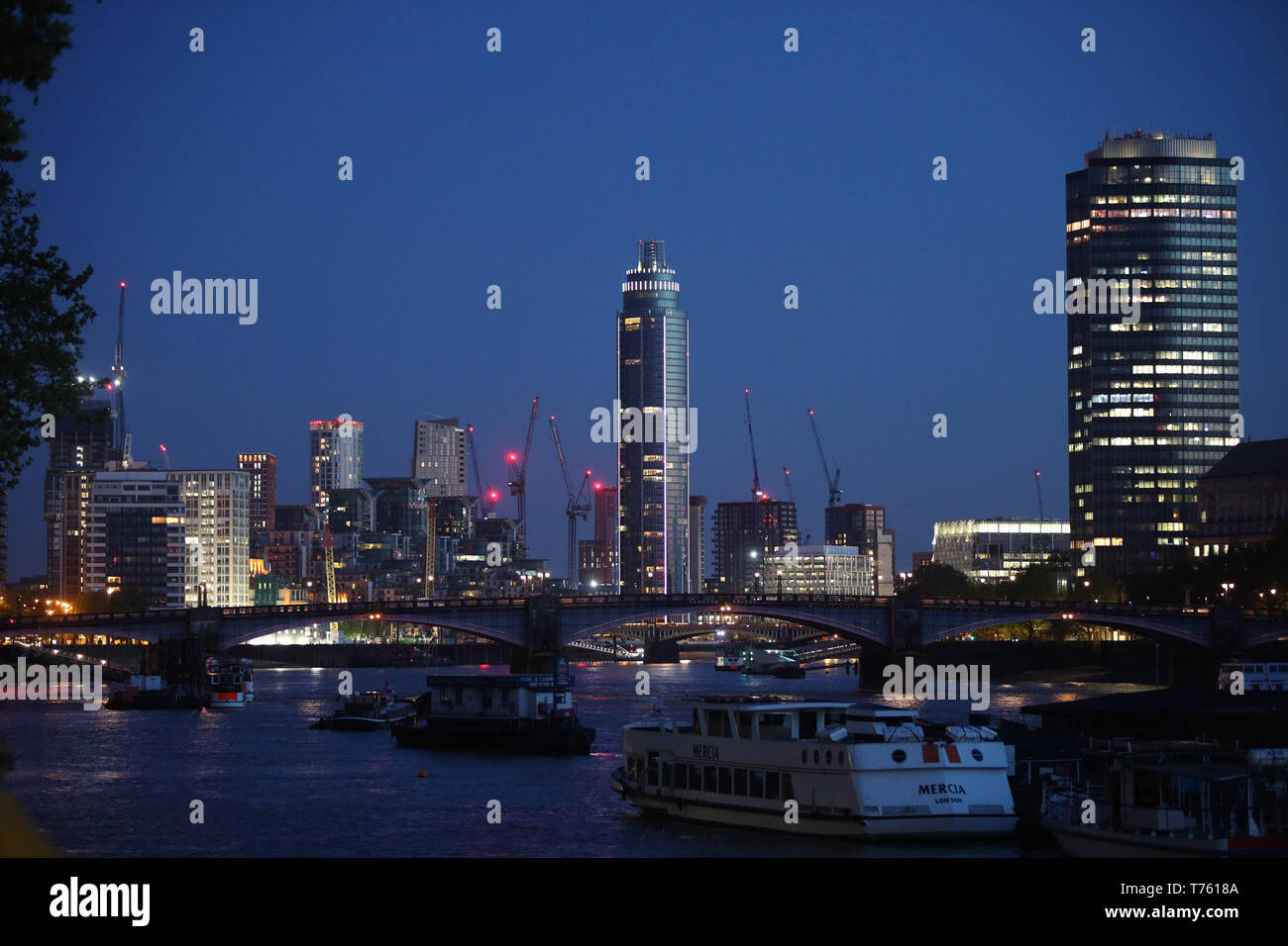 Ein Blick auf 1 St George Wharf in London, das höchste Wohnhaus Wolkenkratzer in Großbritannien. Teilen des Vereinigten Königreichs haben die kälteste jemals auf den frühen May Bank Holiday Start als kühle Wetter das Land trifft. Stockfoto