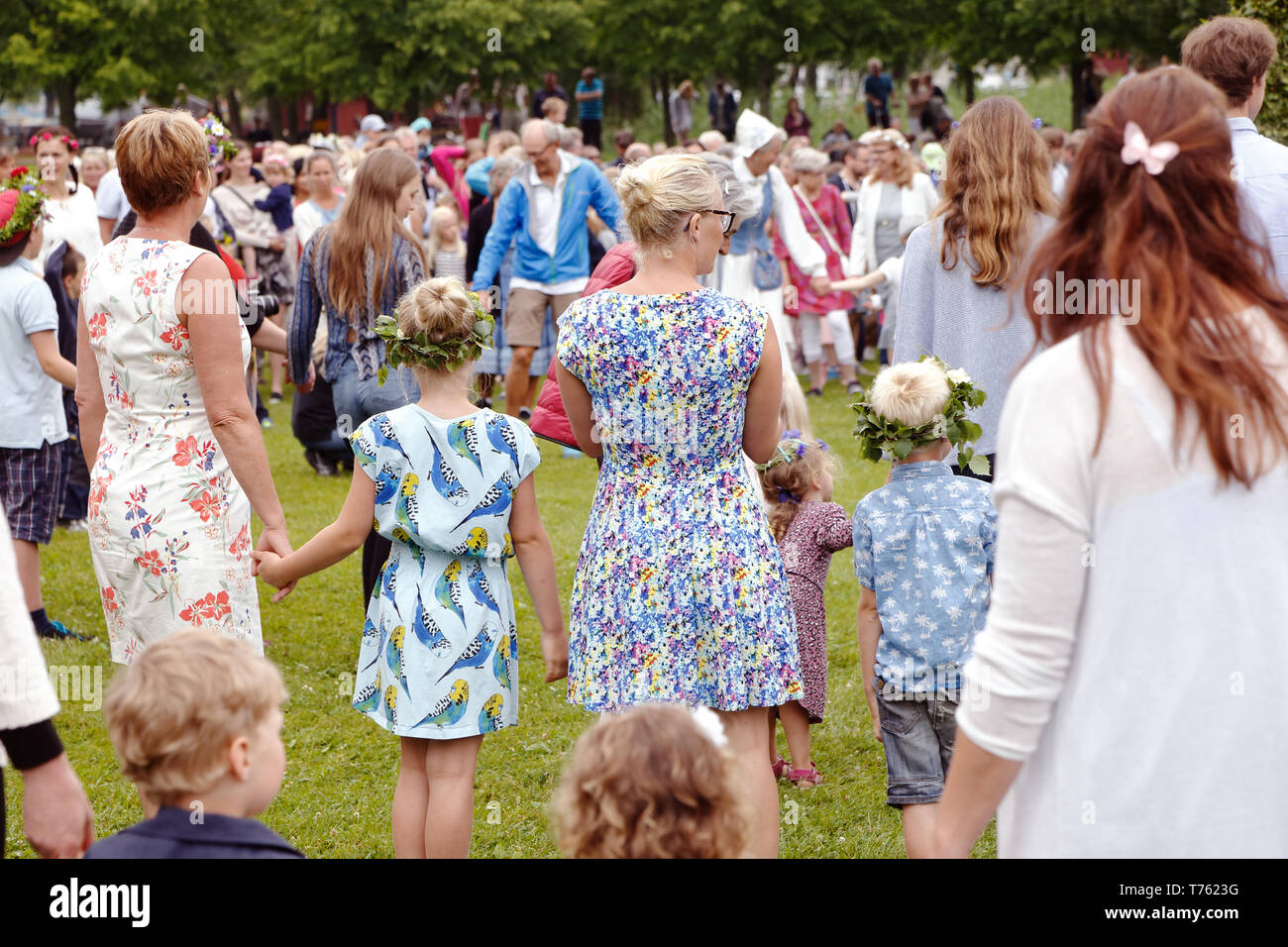 Mariefred, Schweden - 24. Juni 2016: Die Menschen in den öffentlichen traditionelle Feier der Hochsommer Urlaub tanzen um den Hochsommer pole teilnehmen Stockfoto