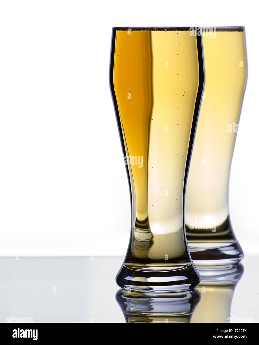 Zwei eiskalte Bier Gläser auf reflektierende Oberfläche mit Kopie Raum Stockfoto