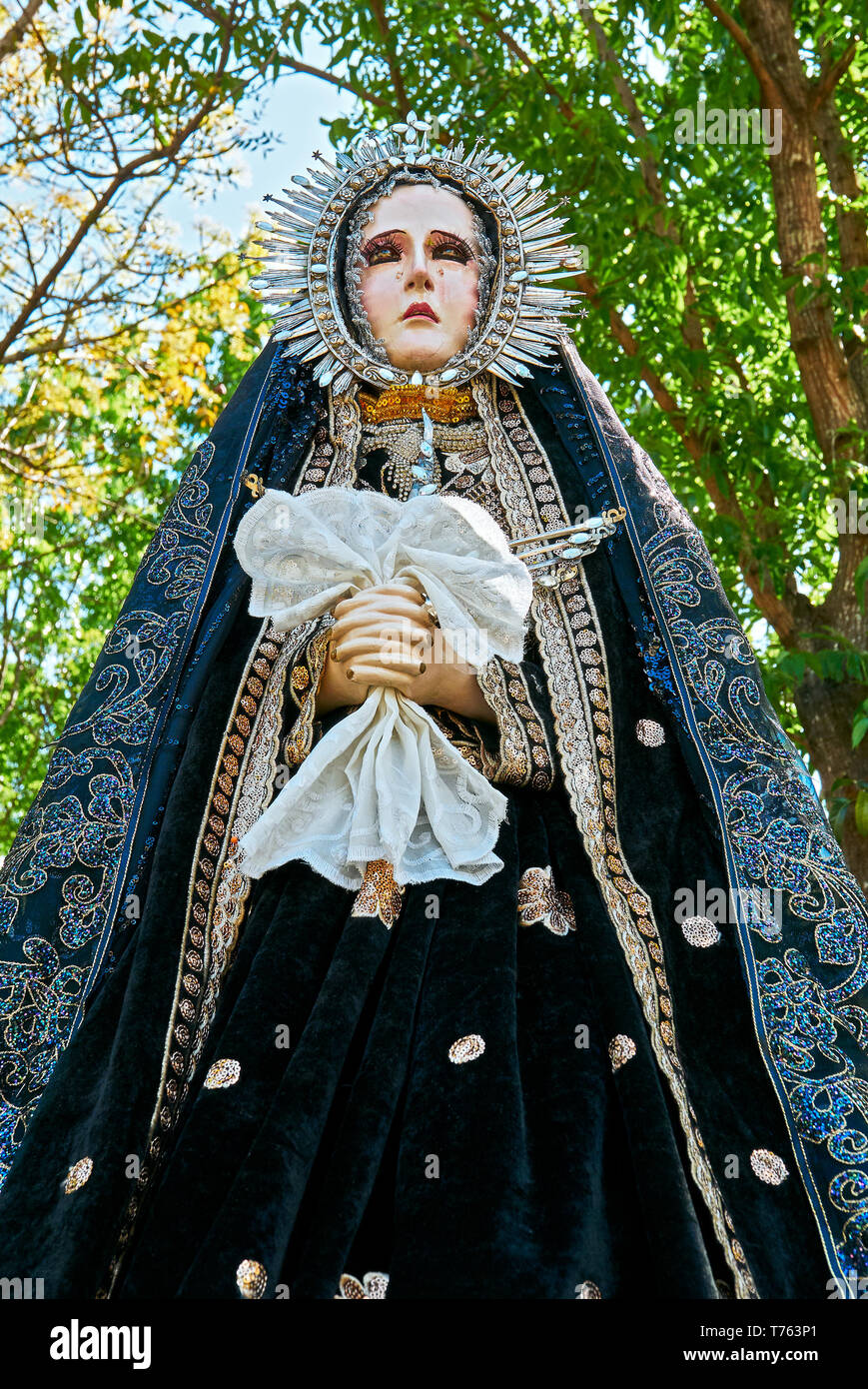 Leon, Iloilo, Philippinen: Isolierte Sicht auf die Statue der Mutter Maria, "Mater Dolorosa", an einem Karfreitag Prozession rund um die Kirche Stockfoto