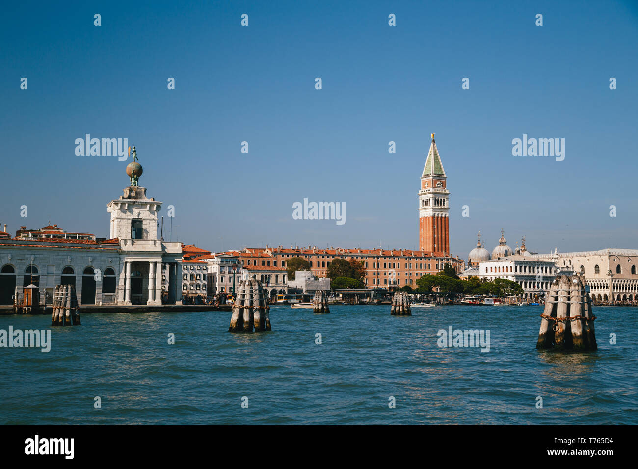 Venedig, Italien - 9 September, 2018: Der Markusplatz, Dogenpalast, Markusplatz Glockenturm Campanile, Punta della Dogana und anderen Sehenswürdigkeiten im Zentrum Stockfoto