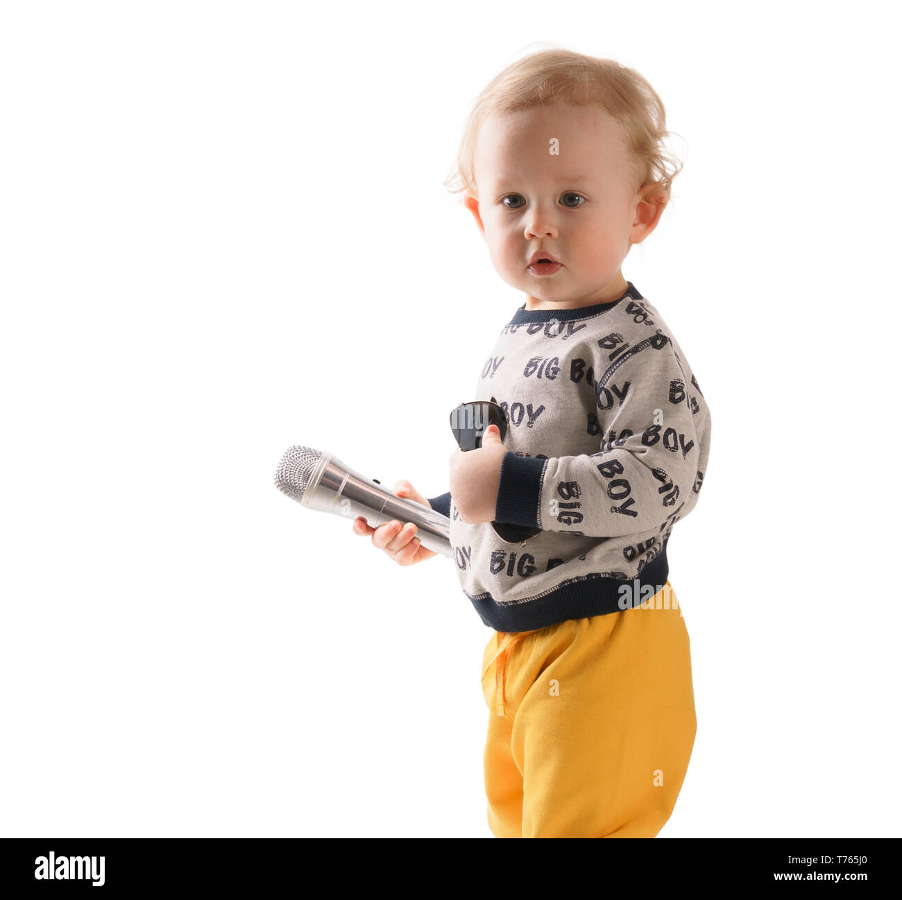 Foto der Boy holding Mikrofon, isoliert auf weißem Stockfoto