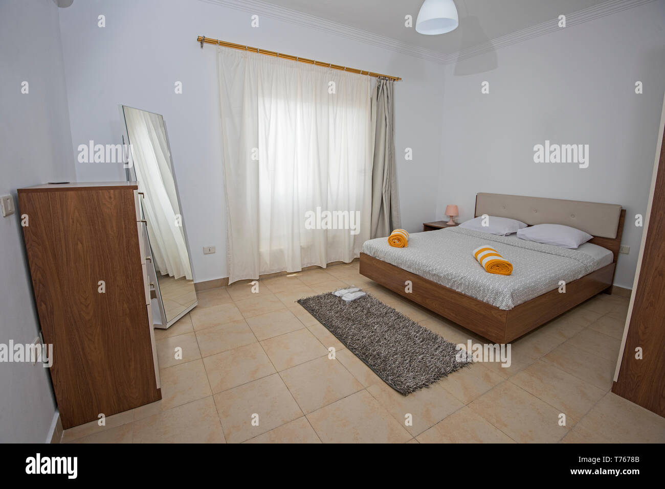 Doppelbett im Schlafzimmer Luxus apartment Übersicht Interior Design mit Schrank und Kommode Stockfoto