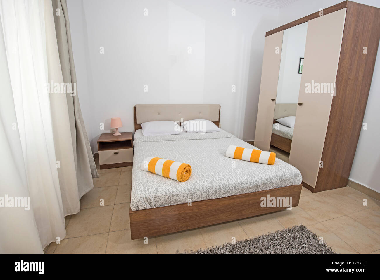 Doppelbett im Schlafzimmer Luxus apartment Übersicht Interior Design mit Schrank Stockfoto
