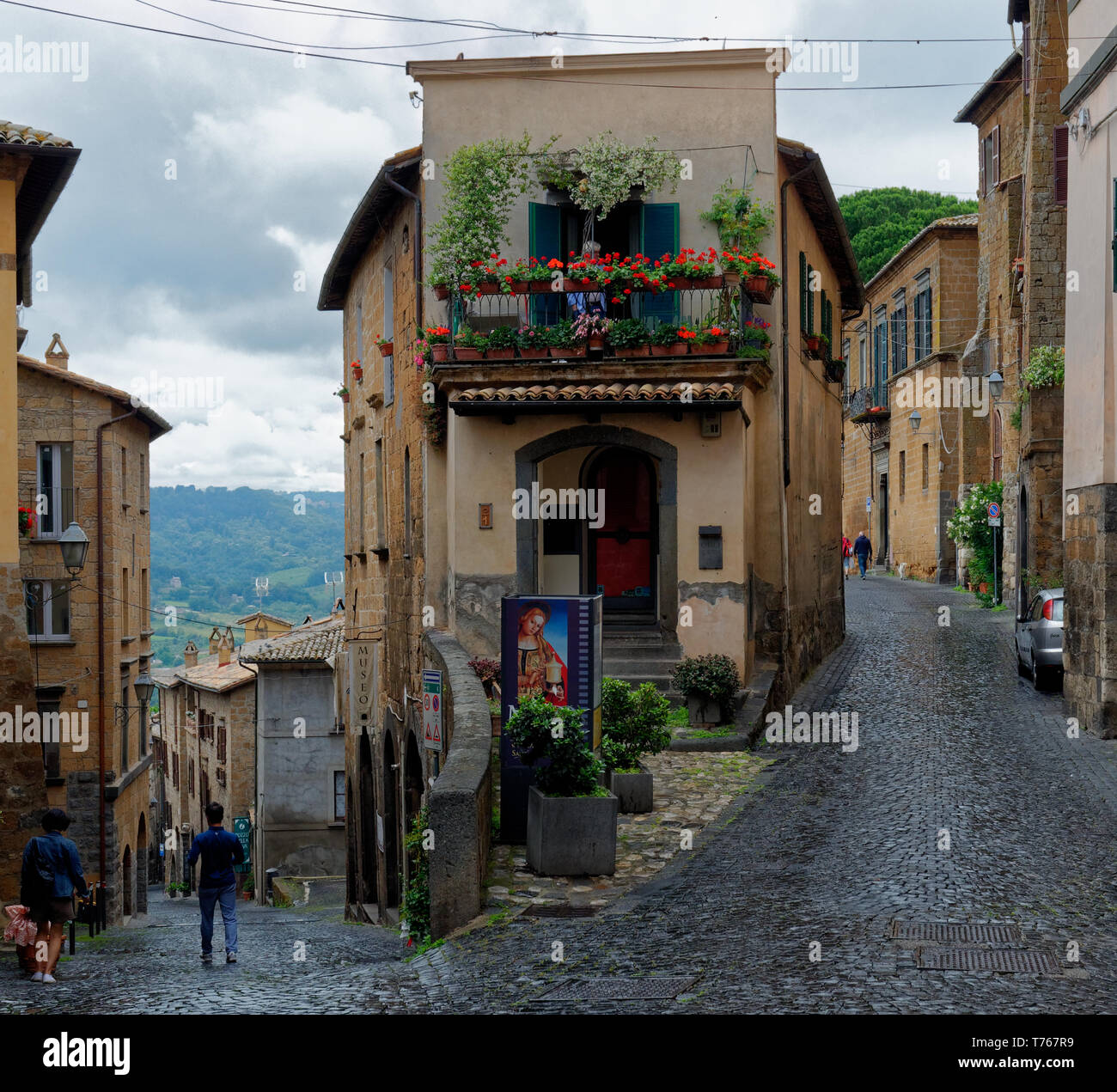 Haben Sie die Hohe Straße oder die niedrige Straße an einer Kreuzung in Orvieto, Italien. Stockfoto