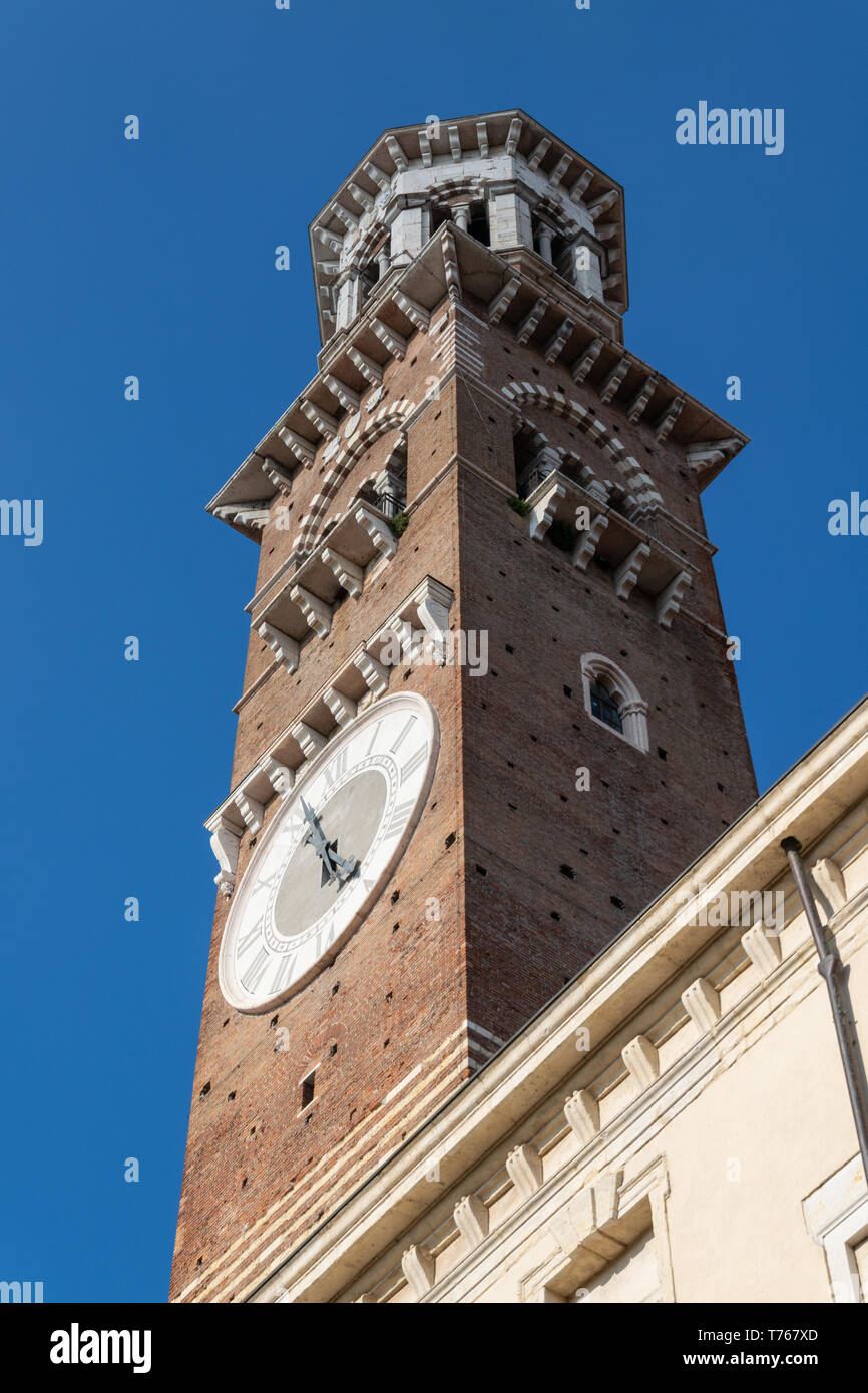 Torre Dei Lamberti gesehen von der Piazza delle Erbe, Verona, Italien Stockfoto