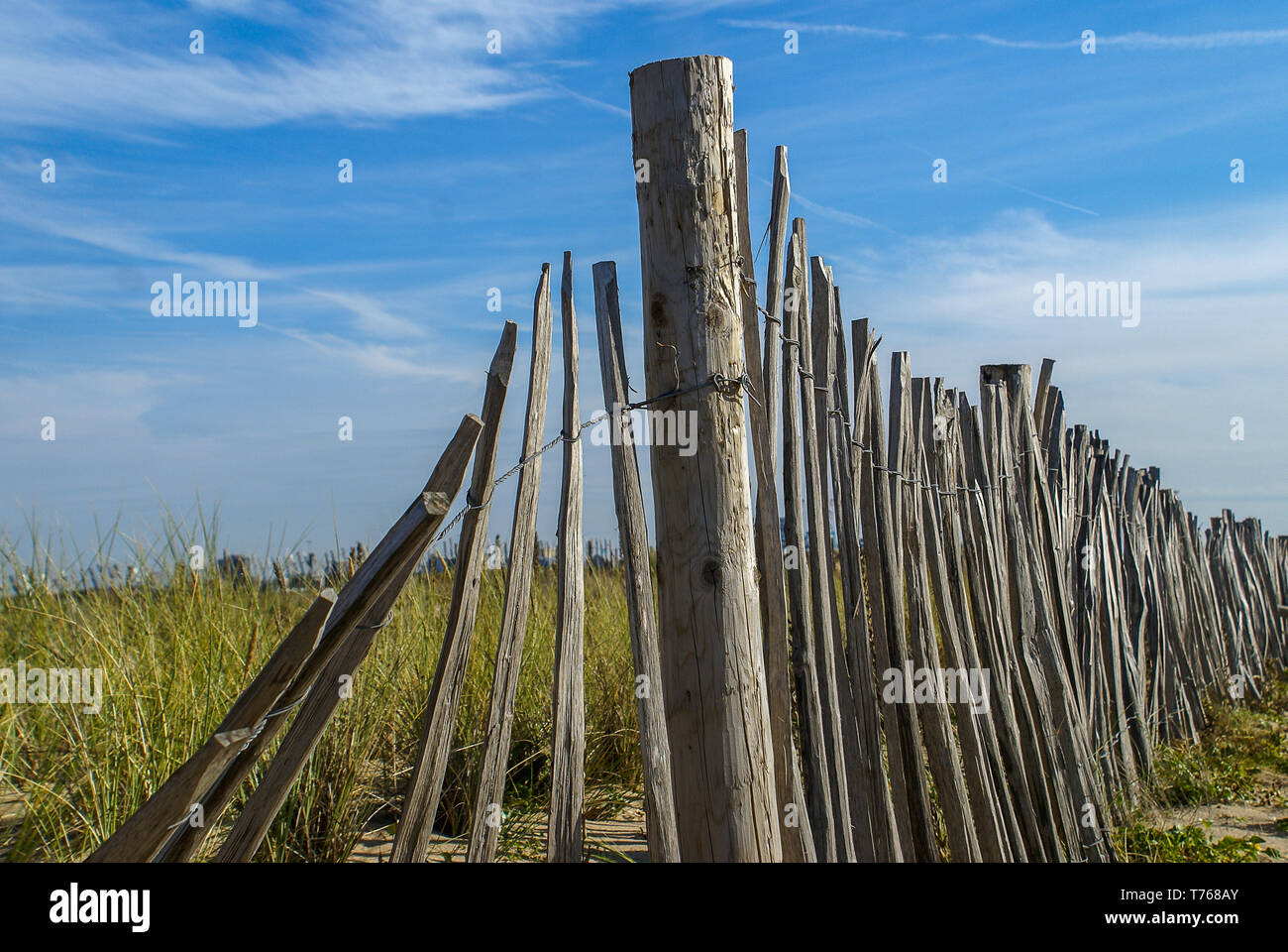 Alte Strand Zaun am Seaforth, Liverpool auf einem hellen, sonnigen Tag gesehen. Stockfoto