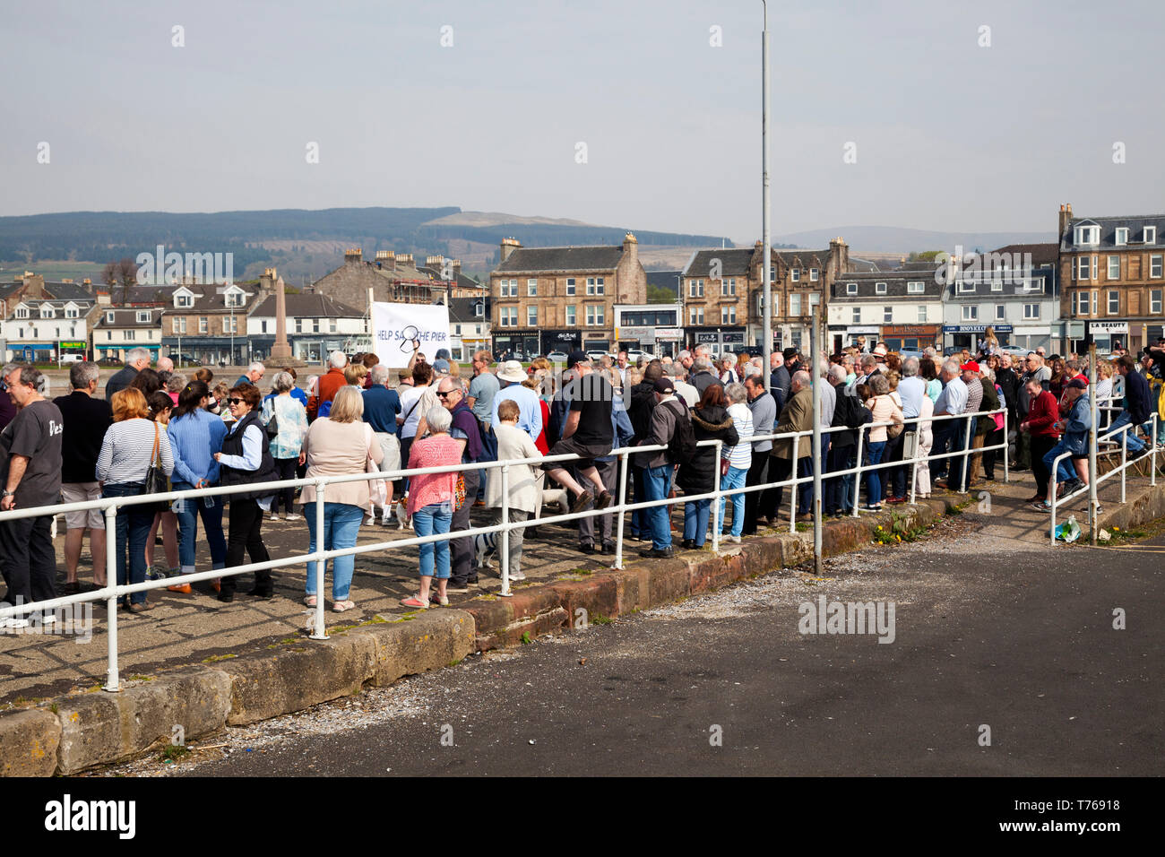 Speichern Sie die Massen an der Pier Rallye, Helensburgh, Schottland, organisiert von der Helensburgh Strandpromenade Entwicklungsprojekt mit MSPs Jackie Baillie und Mauric Stockfoto