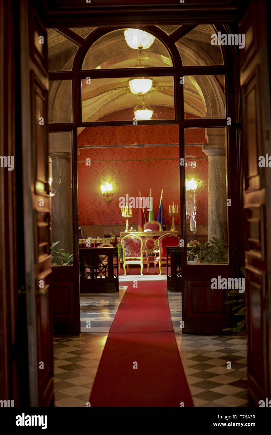 Zeremonielle rote Zimmer des Campidoglio in Rom für die standesamtliche Trauungen Stockfoto