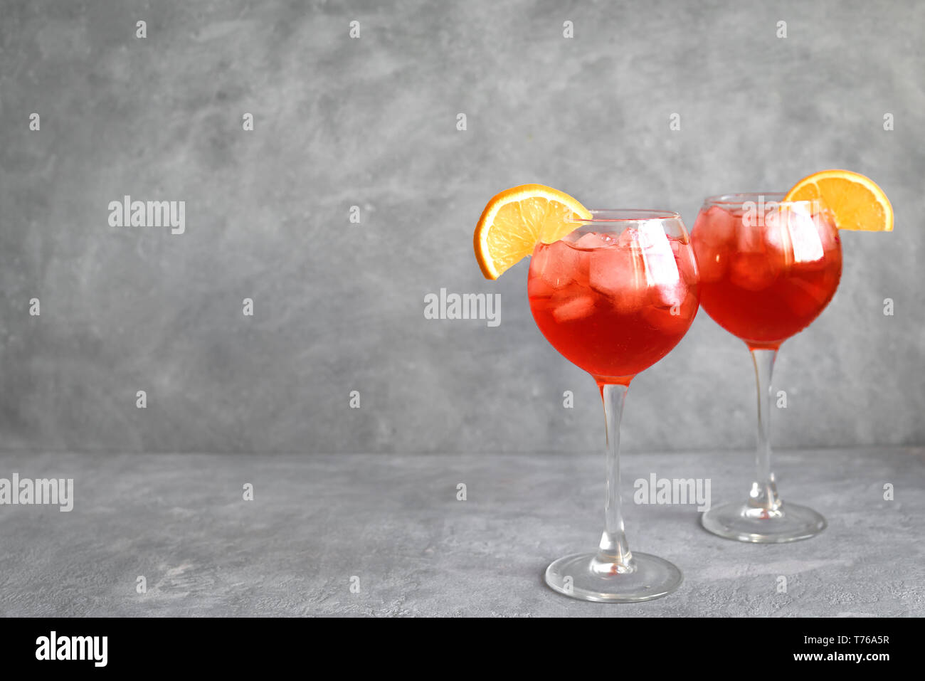 Aperol Spritz Cocktail in Gläsern auf grauem Beton Tabelle, kopieren Bild
