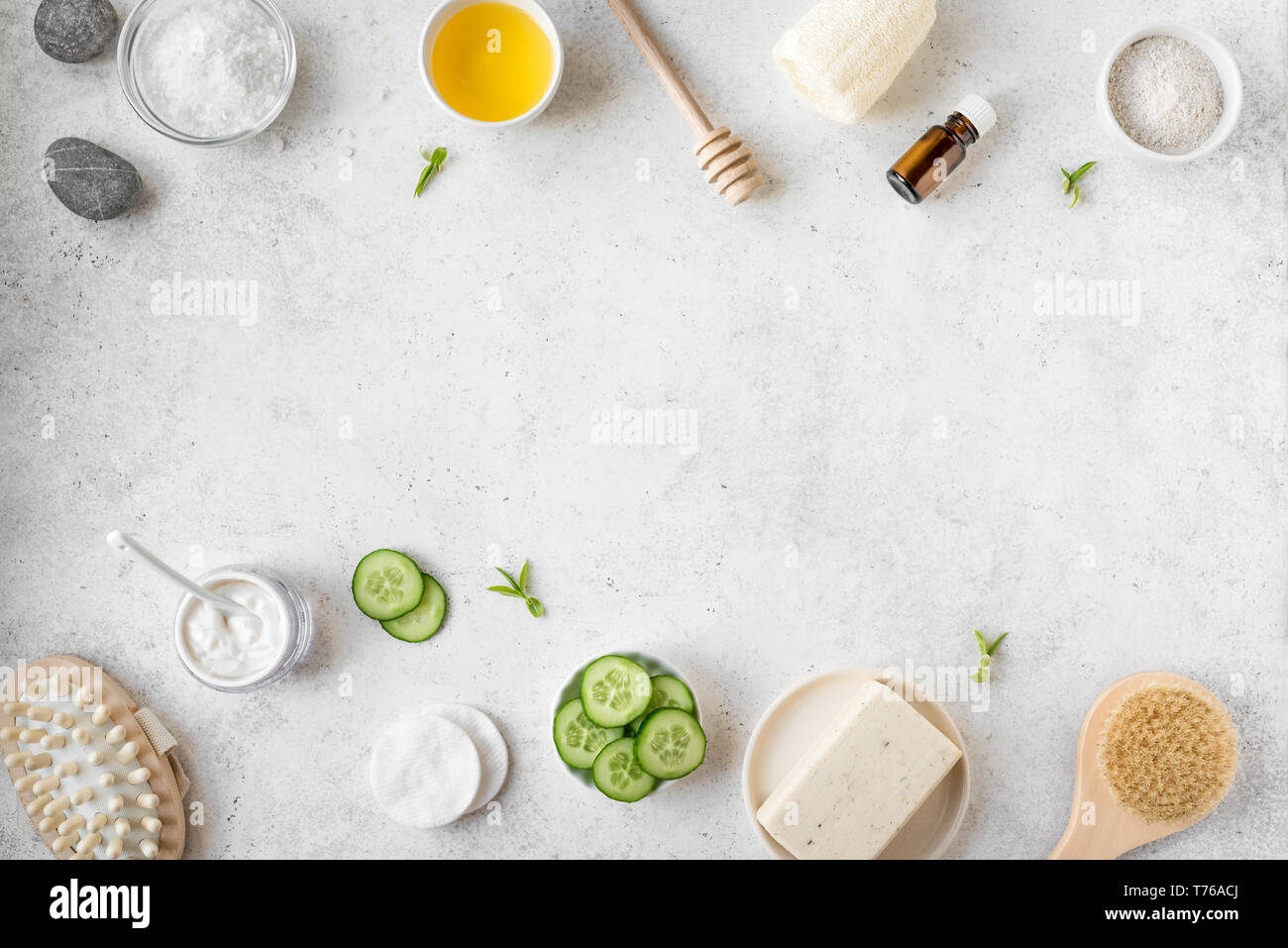 Natural Spa Hintergrund, Kopieren, flach. Organic spa kosmetische Produkte und natürliche Hautpflege Konzept auf Weiß. Stockfoto