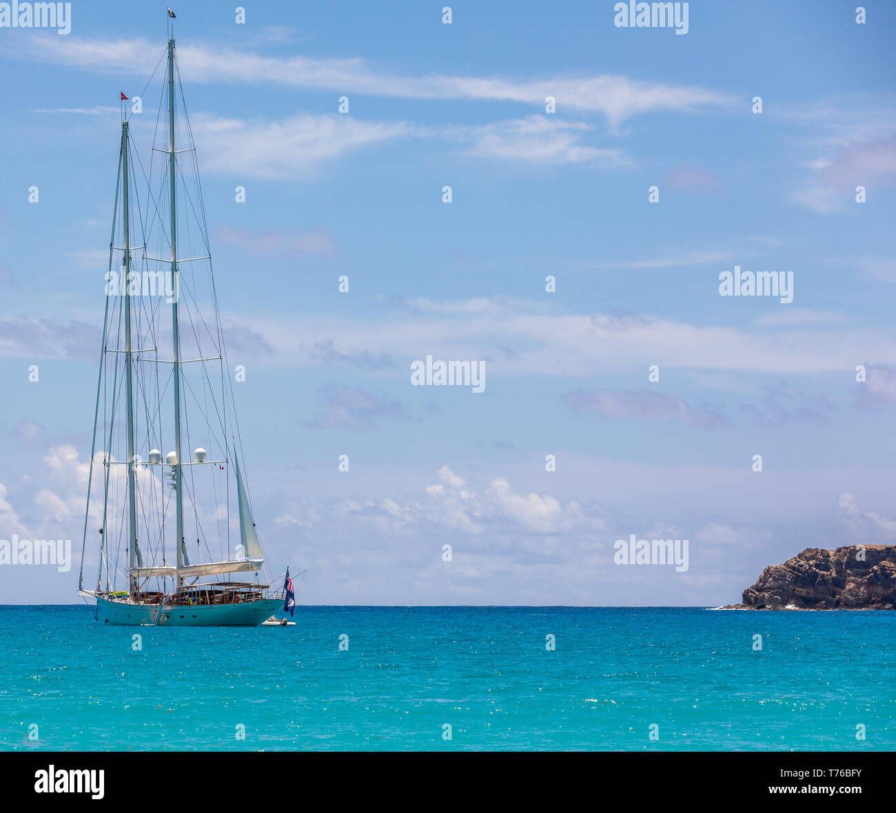 Große private Segel Yacht vor Anker aus Kochsalzlösung Strand, St. Barts Stockfoto