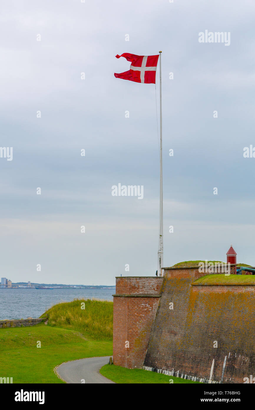 Dänische Flagge in der Nähe von Schloss Kronborg in Dänemark Stockfoto