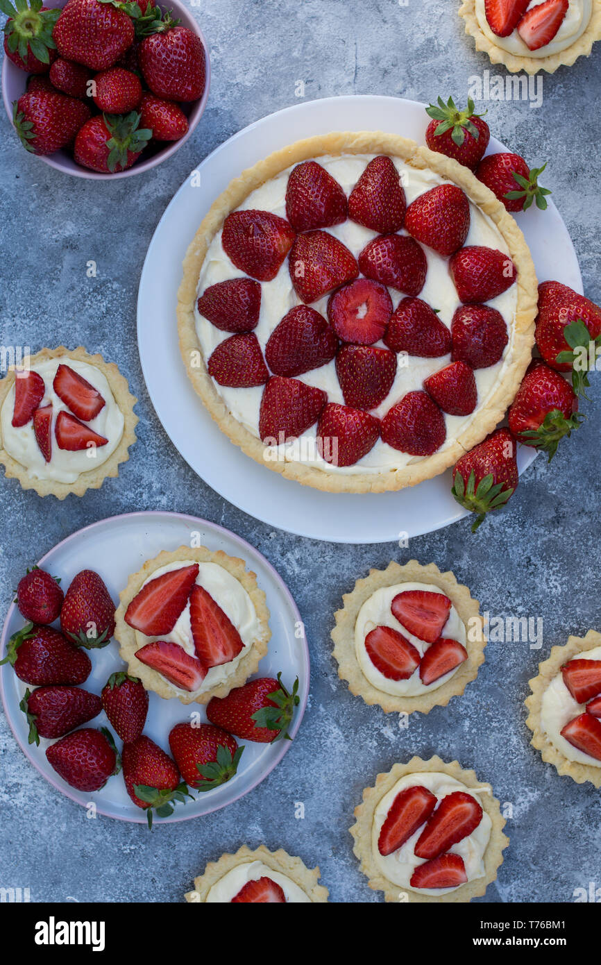 Erdbeer Sahne Torte von oben Stockfoto