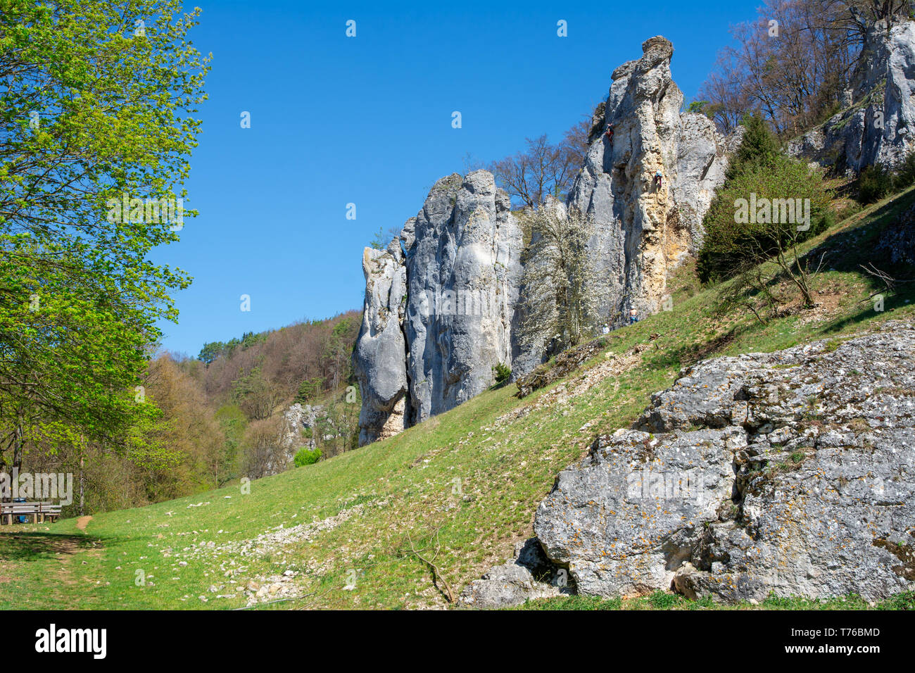 DOLLNSTEIN, Deutschland - 21. April: Menschen klettern auf eine bizarre Felsformation in Dollnstein, Deutschland am 21. April 2019. Stockfoto