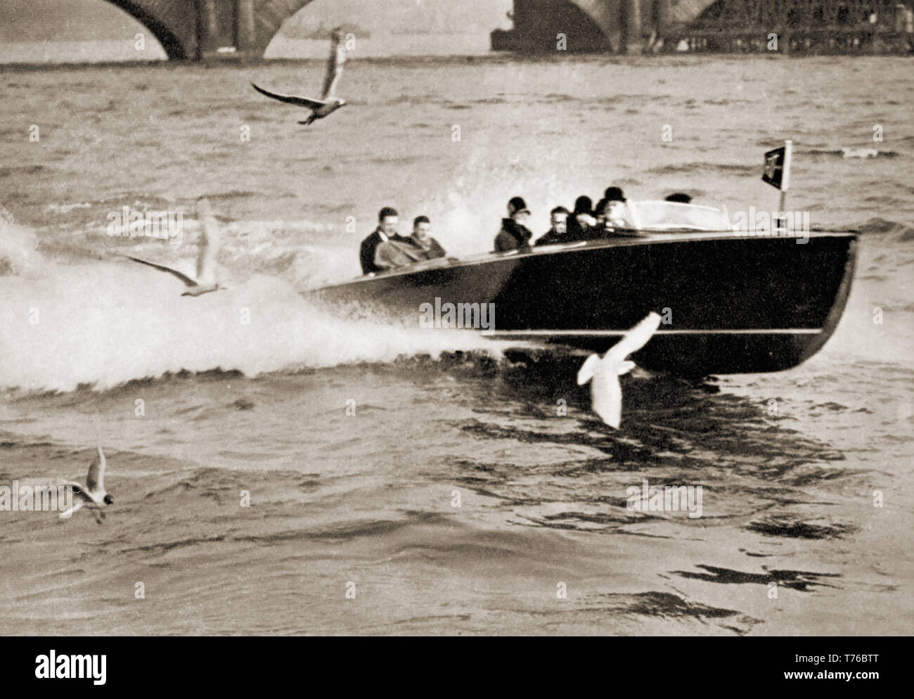 Ein Foto von einer der ersten High Class motorisierte Wassertaxis auf der Themse in London, England zu betreiben. Die Passagiere werden gesehen, Fell gefütterte Kragen und trilby Hüte. Diese Boote übernahm von elektrischen Boote, die seit den 1880er Jahren verwendet wurde. Stockfoto