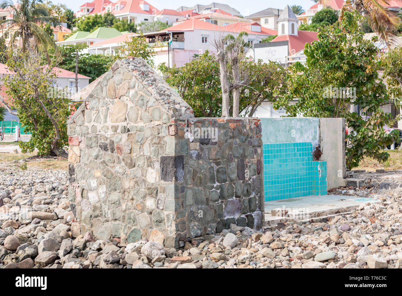 Ein altes Gebäude aus Stein, die teilweise in Gustavia gefallen ist, St. Barts Stockfoto