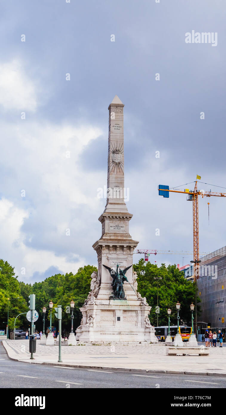 Restauradores Platz und Restauratoren Denkmal (Wiedererlangung der Unabhängigkeit von Spanien), Avenida da Liberdade, Lissabon, Portugal Stockfoto