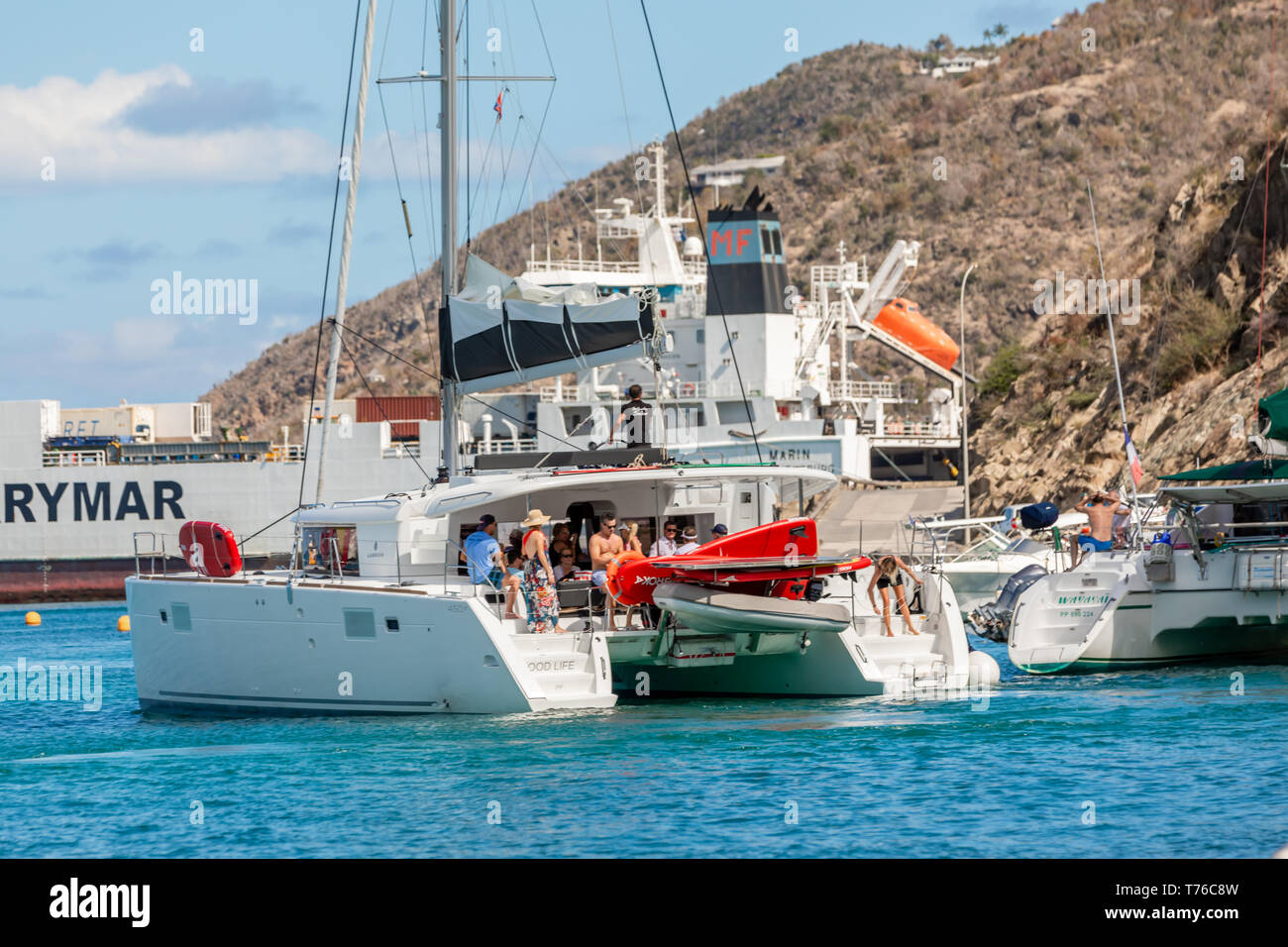 Segelboot mit Menschen an Bord, Gustavia, St. Barts Stockfoto