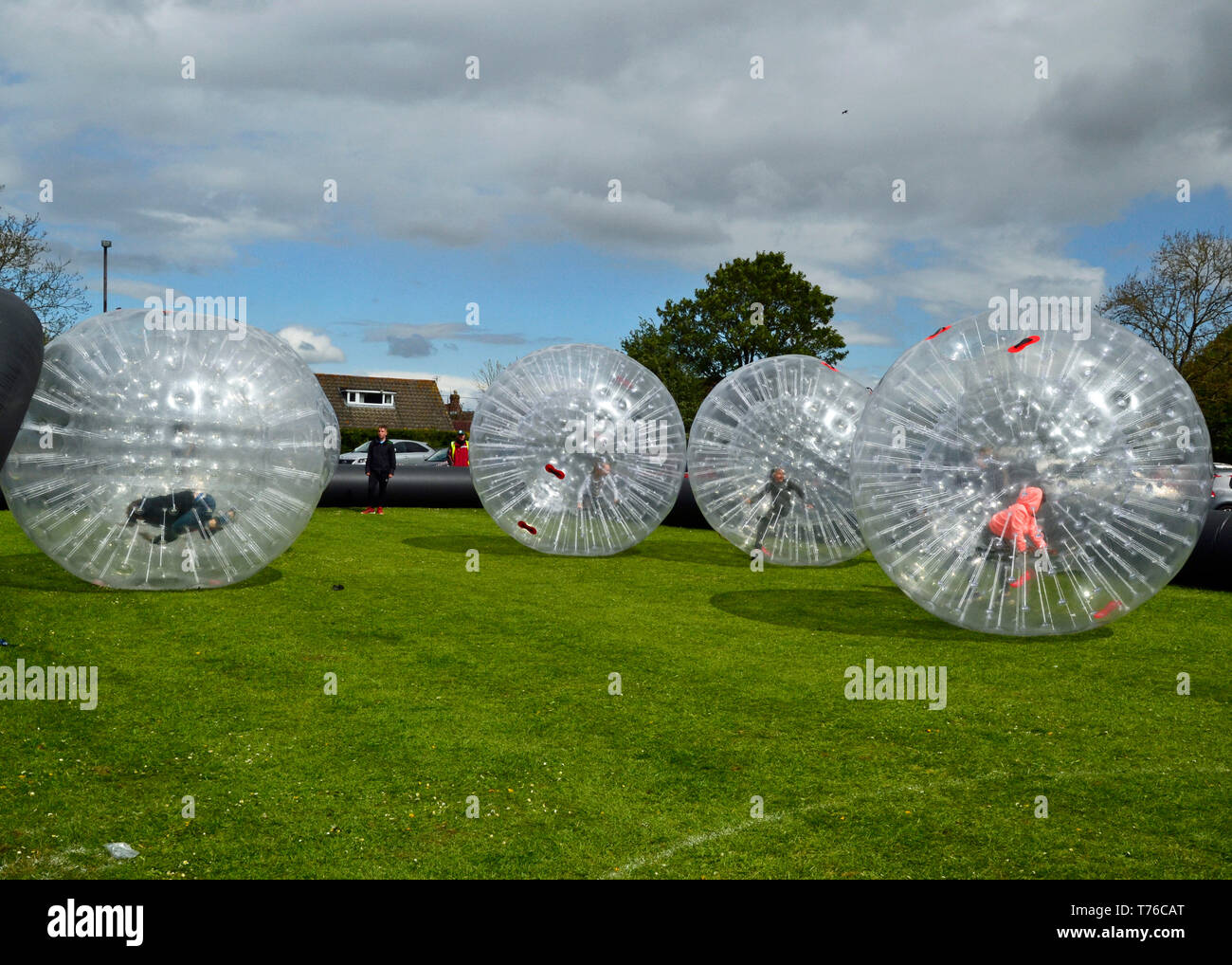 Zorb Kugeln an longwick Fete, Mai Tag Feiertag 2019, Princes Risborough, Buckinghamshire, Großbritannien Stockfoto
