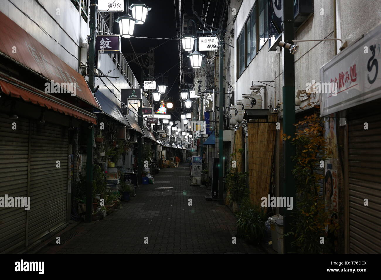 Tokio, Japan - Dezember 06, 2016: Blick auf die kamata Stadt Gasse um 4 Uhr morgens in Tokio, Japan Stockfoto