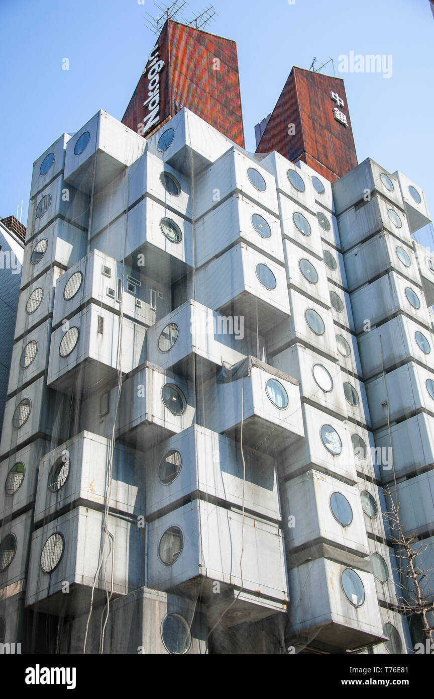 Tokio, Japan - April 2019: Nakagin Capsule Tower Building, Tokio, 1972 erbaut und von dem japanischen Architekten Kisho Kurokawa konzipiert Stockfoto