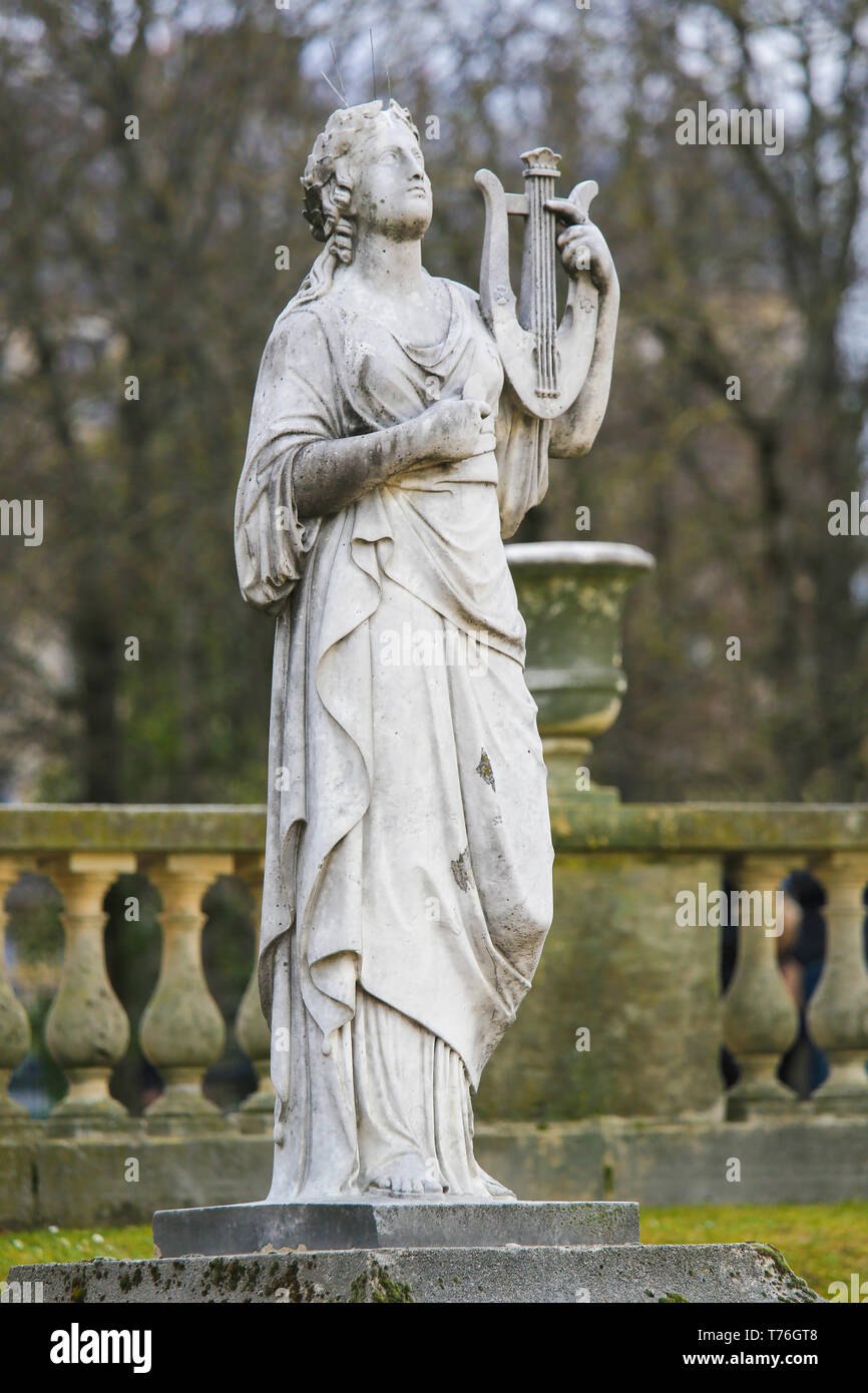Statue von Calliope, in der griechischen Mythologie die Muse der Beredsamkeit und epische Poesie vorsteht, mit einer Leier im Jardin de Luxembourg, Paris, Frankreich Stockfoto