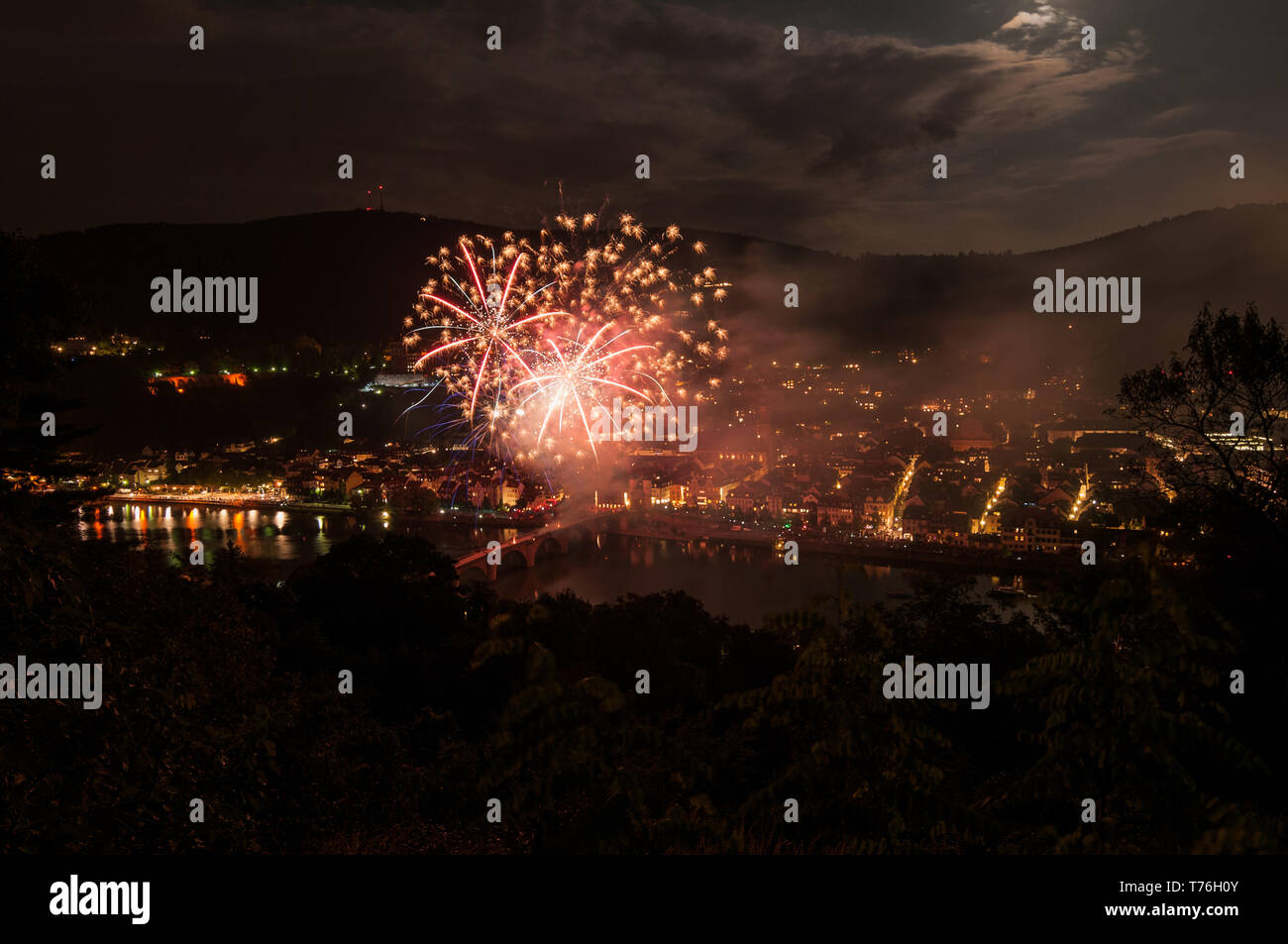 Schönen blick auf Heidelberg nachts während des Schloss Beleuchtung mit bunte helle Feuerwerk in einer langen Zeit erfasst Stockfoto