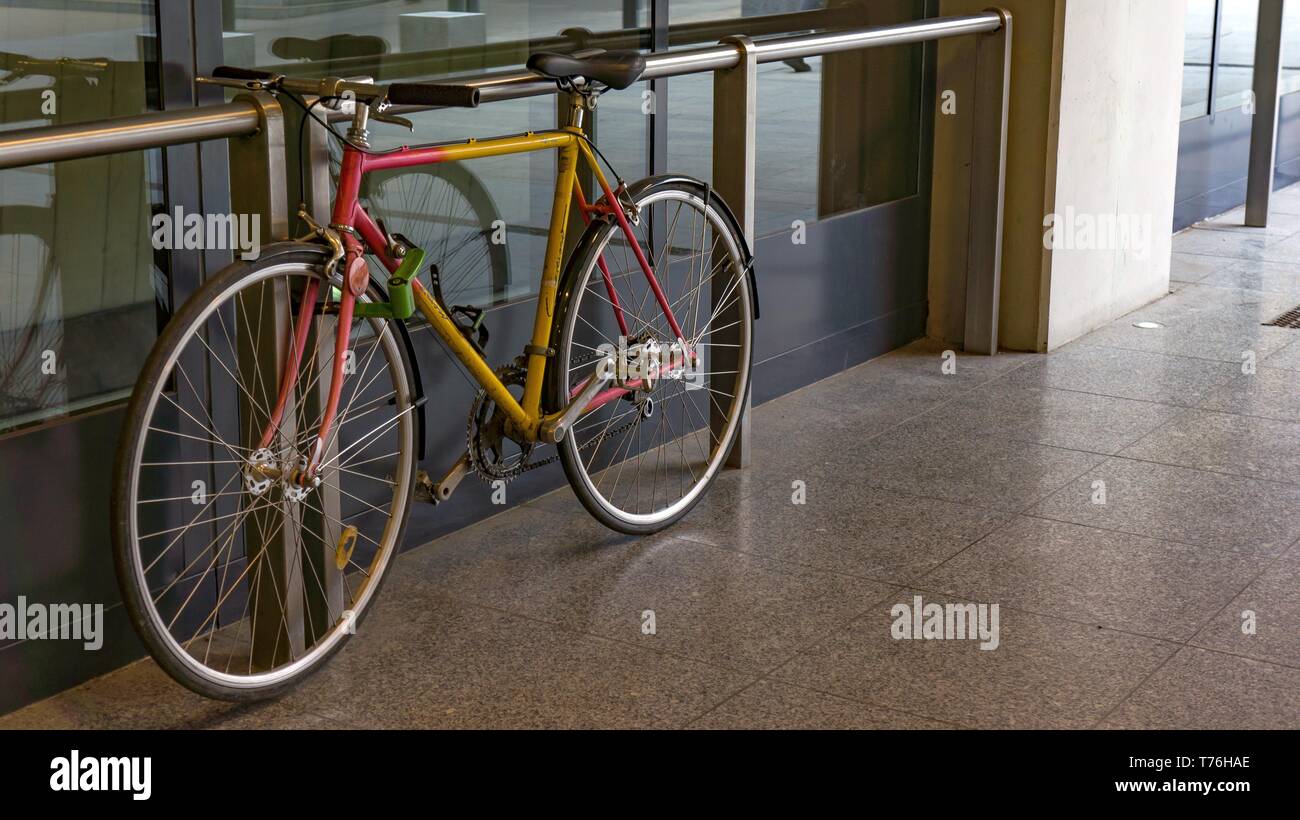 Ein geparktes Fahrrad am 4. U-Bahnhof in Budapest Stockfoto