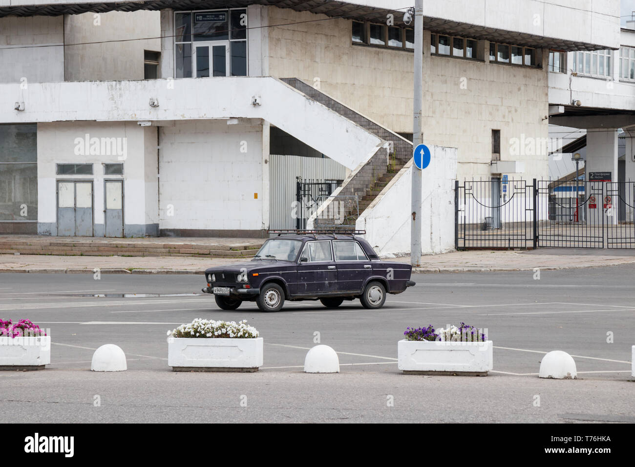 Vladimir Bahnhof mit einem alten schwarzen Lada Modell VAZ -2106 (Zhiguli 2106) am Parkplatz. Russland. Stockfoto
